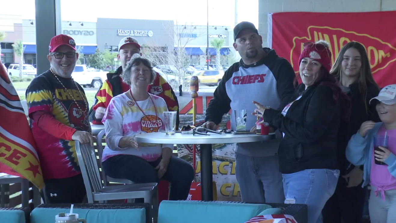 Chiefs fans meet for wings, Eagles faithful gather for cheesesteaks on  Super Bowl LVII