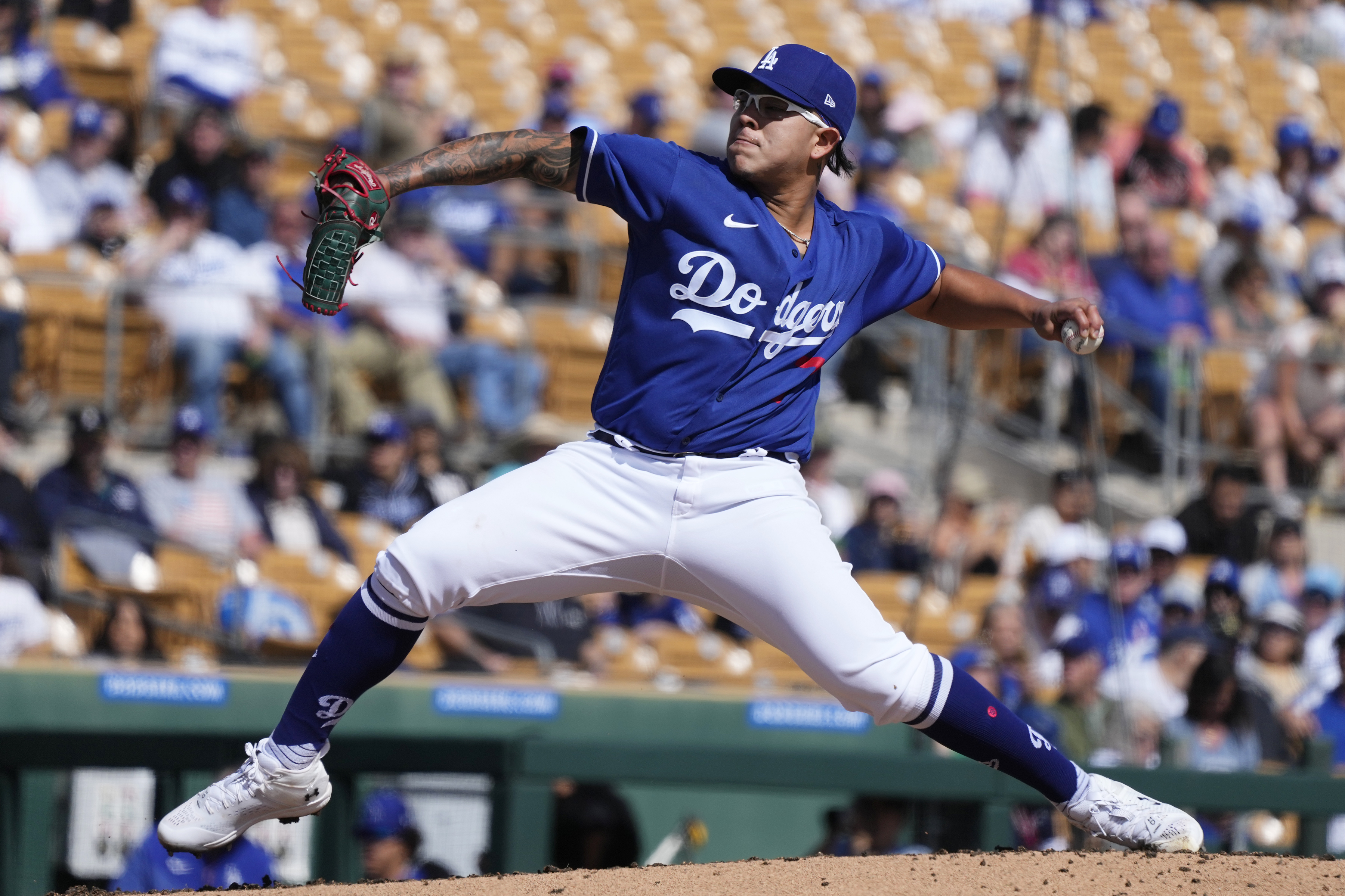Dodgers' pitchers connected by Mexican heritage