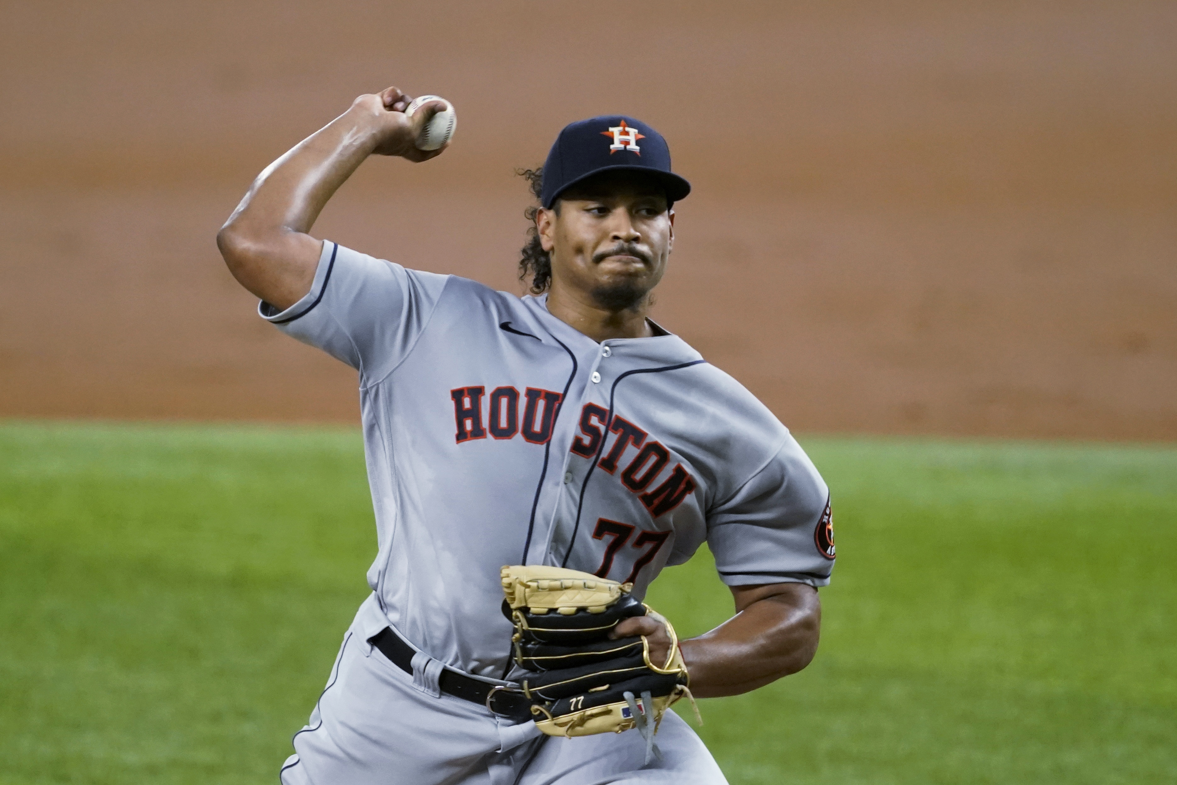 Astros' García exits ALCS Game 2 early with apparent injury