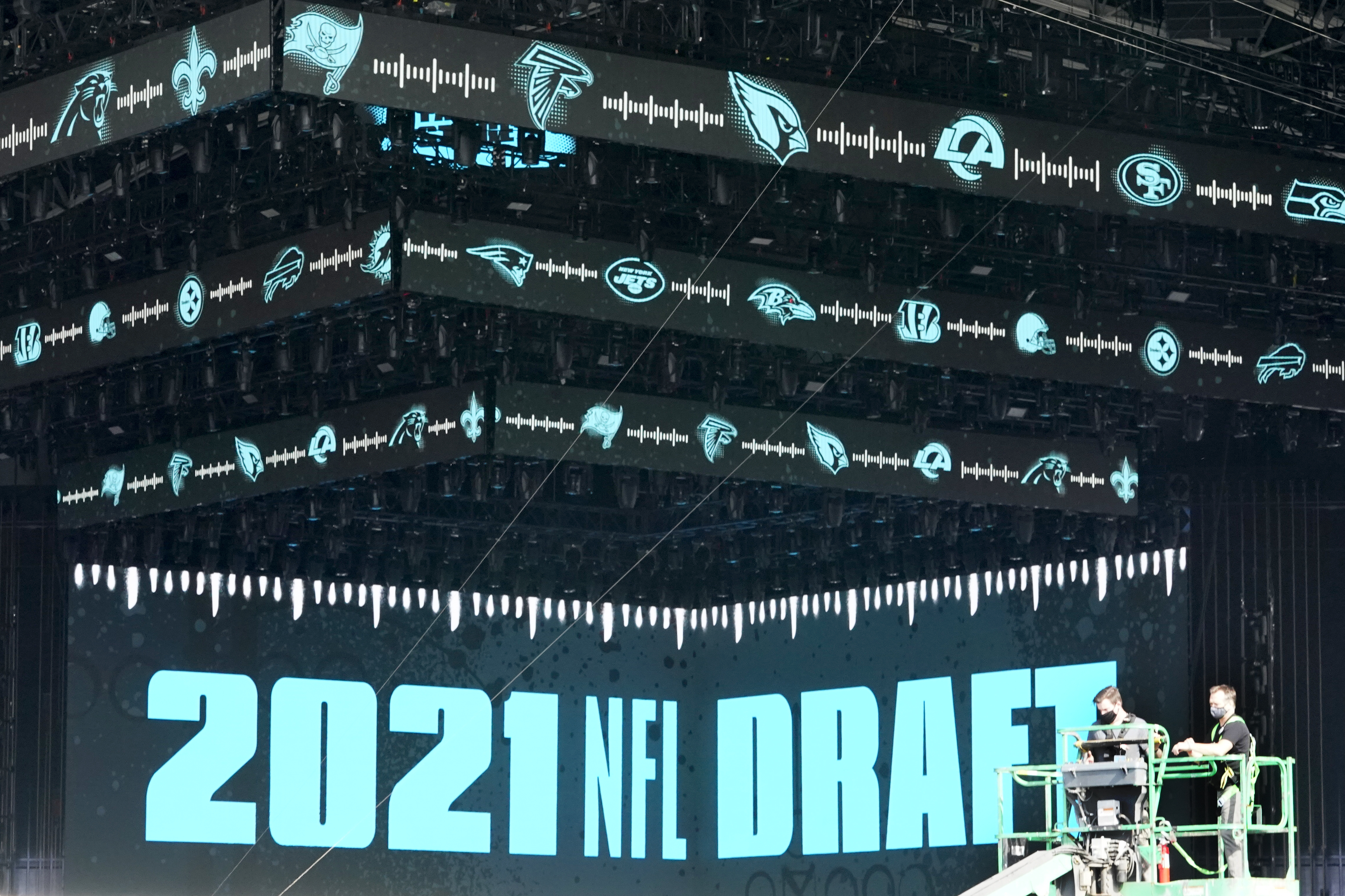 N.F.L. Draft 2020: No Goodell Hugs? No Boos? No Problem - The New