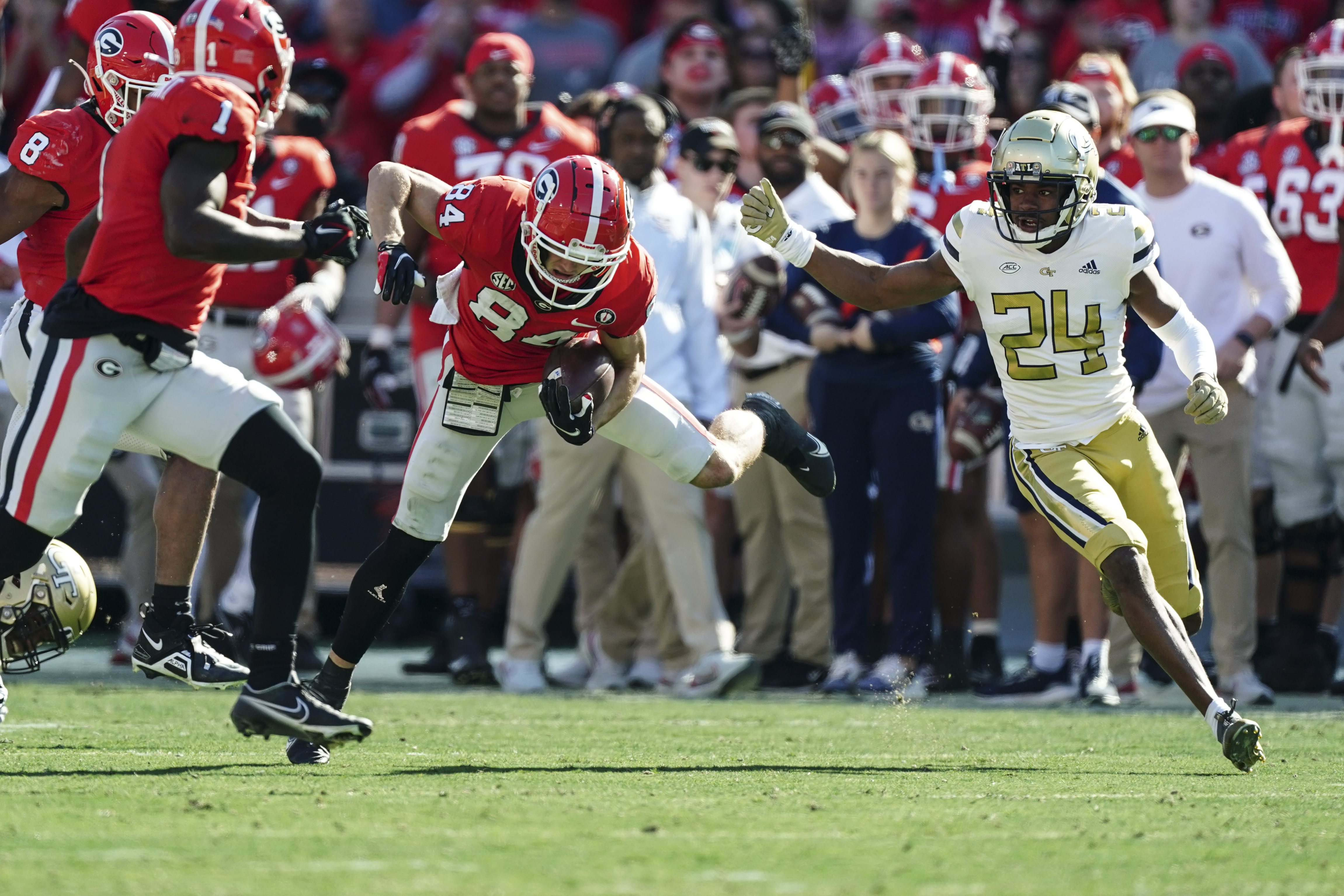 No. 1 Georgia overcomes slow start, routs Georgia Tech 37-14