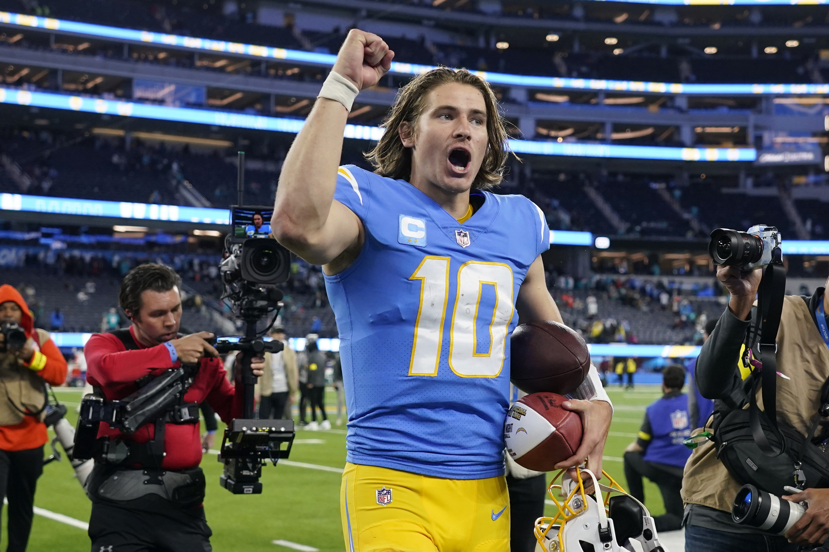 Chargers top Dolphins as Justin Herbert outplays Tua Tagovailoa