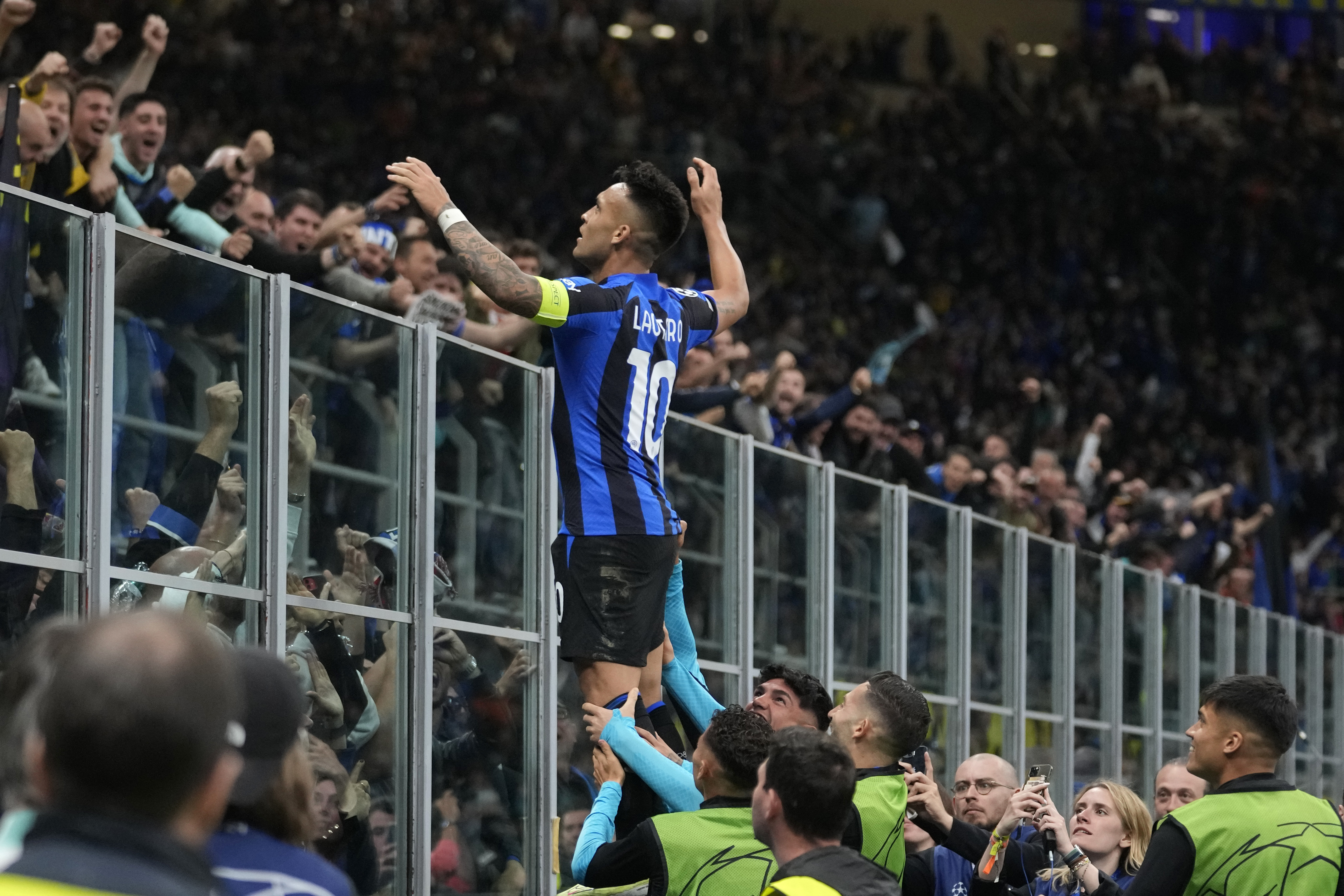 Inter beats city rival Milan 1-0 to reach 1st Champions League