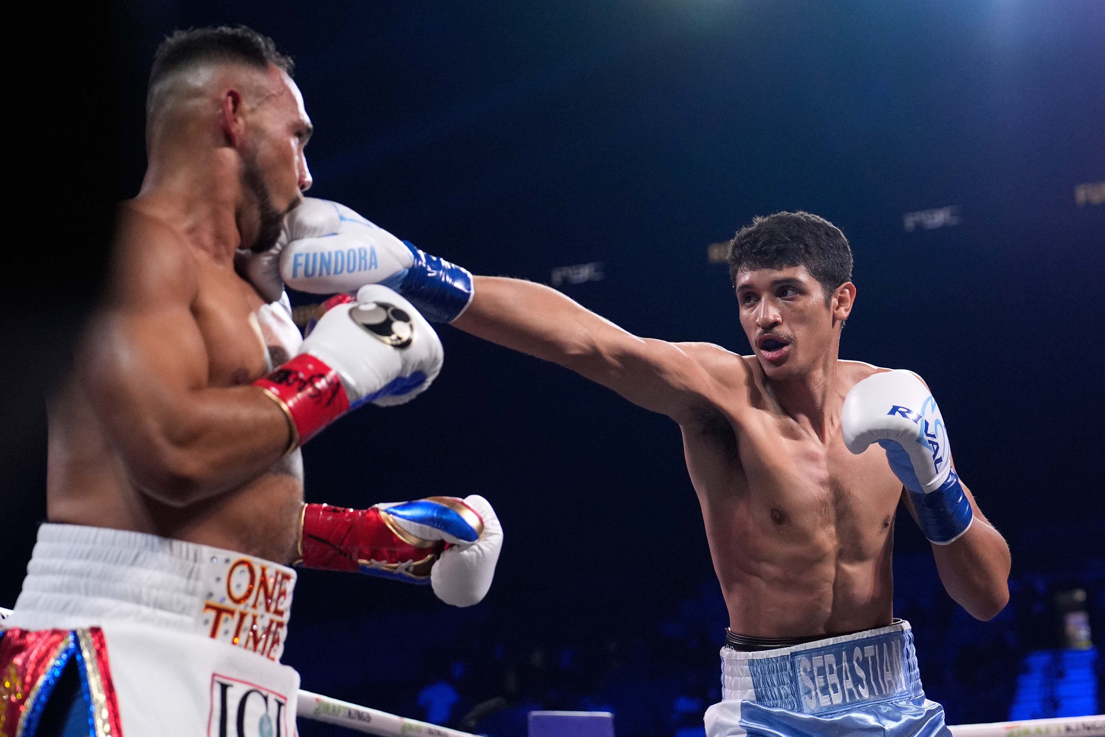 キースサーマンのサイン！ボクシング Fundora retains WBC super welterweight title with 6th-round KO of