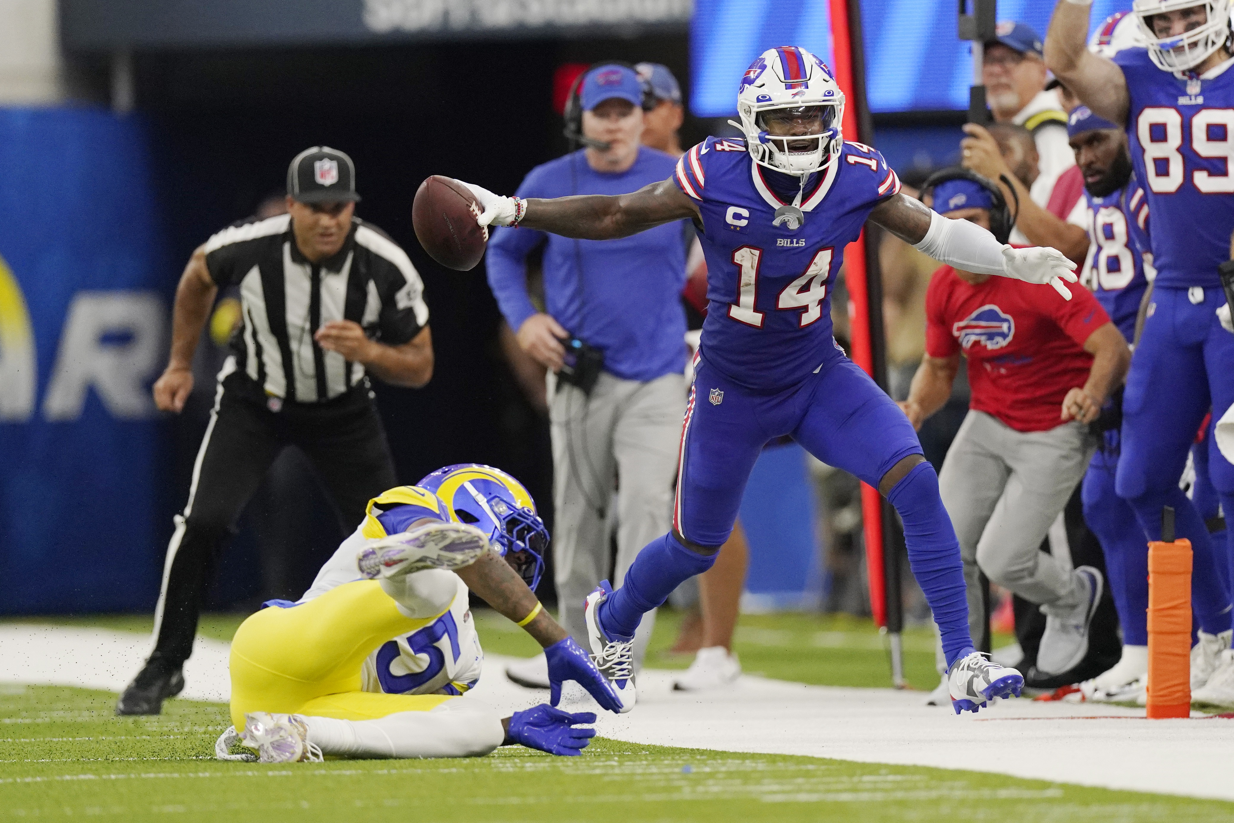 Odell Beckham Jr. Hoists Lombardi Trophy at Rams' Opener vs. Bills