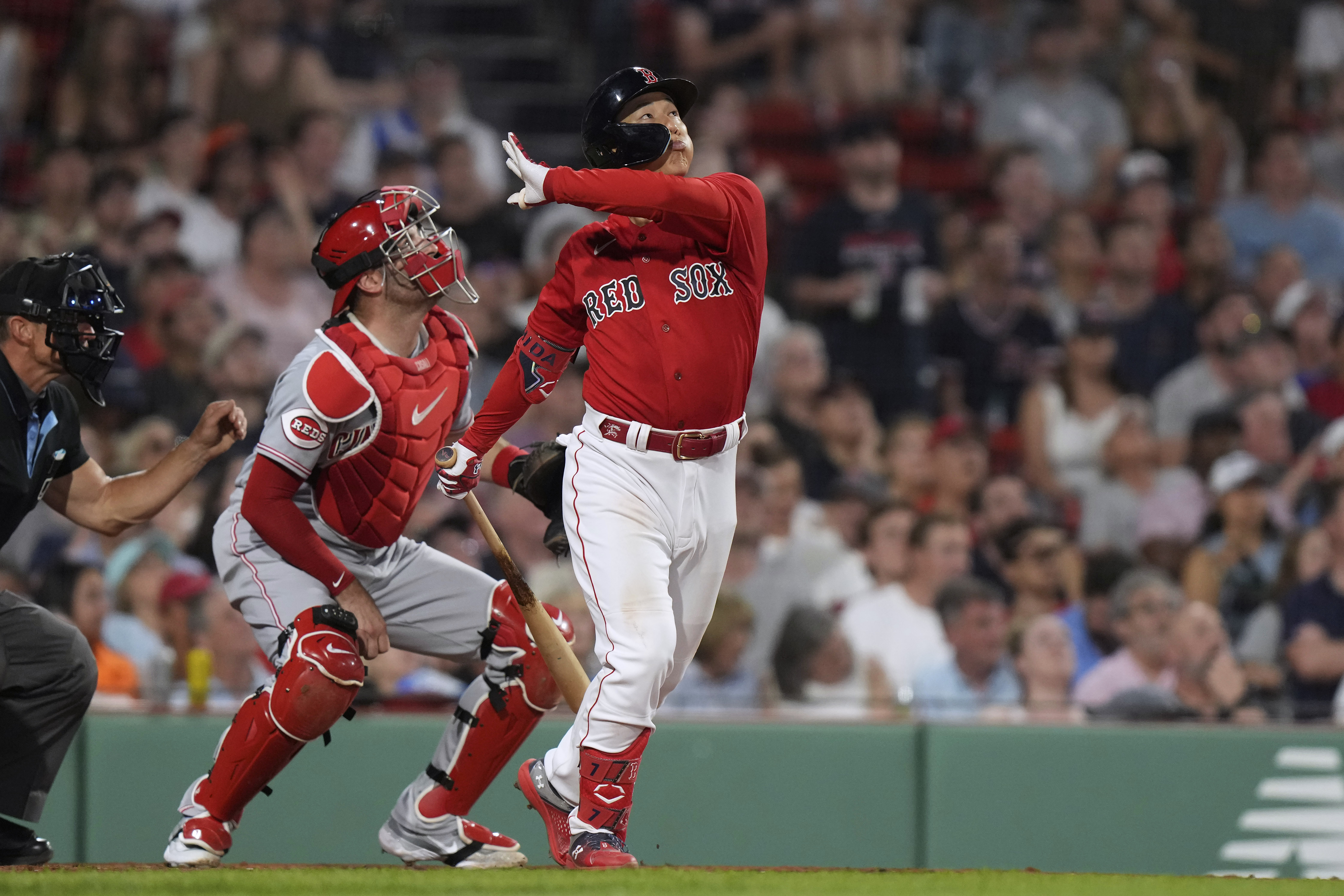 Devers breaks tie in 6-run 8th, Red Sox beat Reds 8-2 to avoid sweep