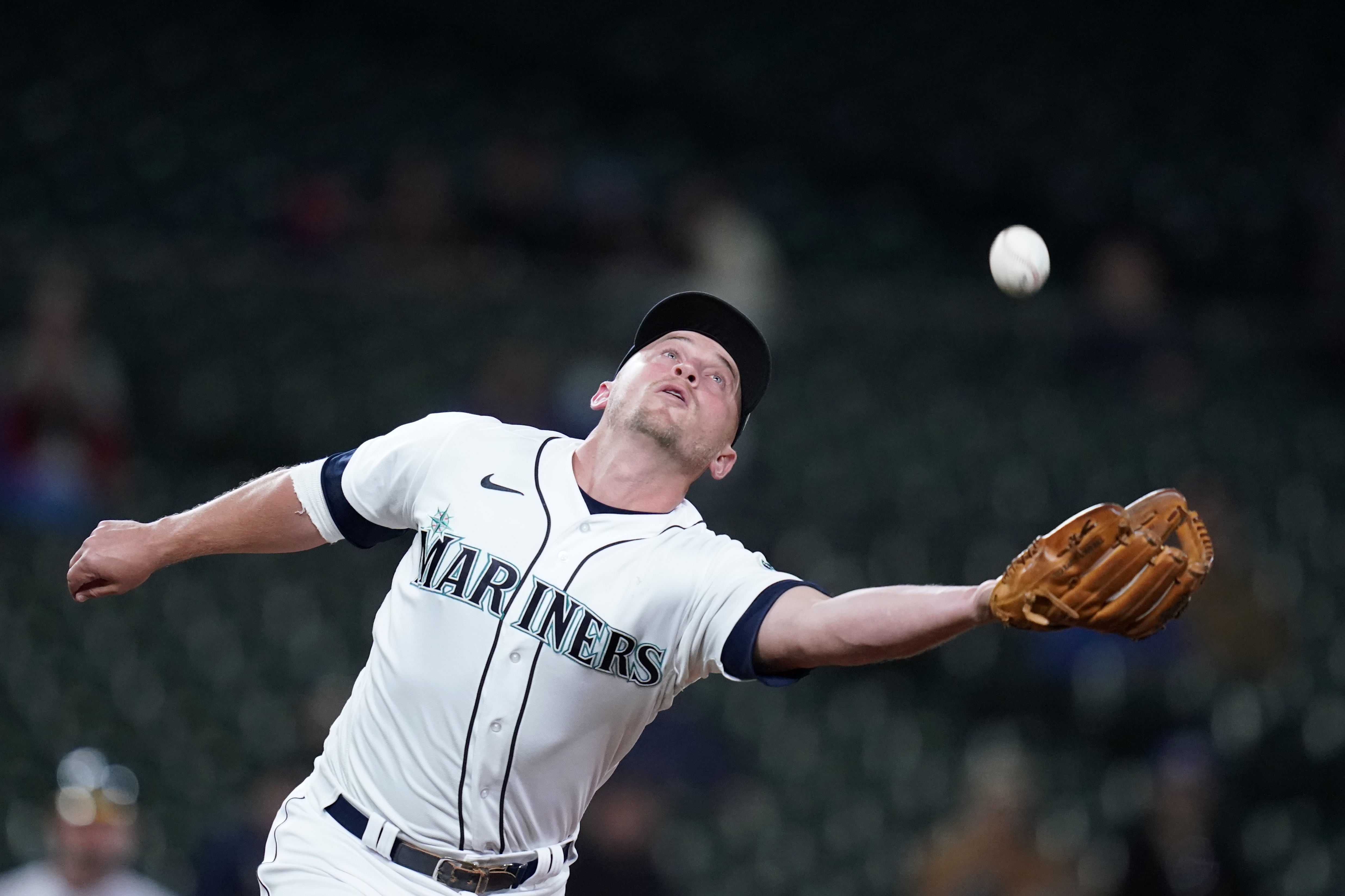 Mitch Haniger hits 2 HRs, Mariners beat A's 13-4 to gain in wild-card race