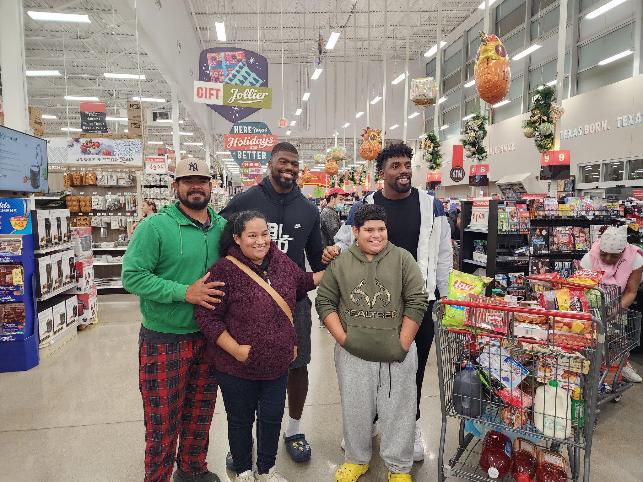 Texans' defensive line surprises shoppers at H-E-B with gift cards