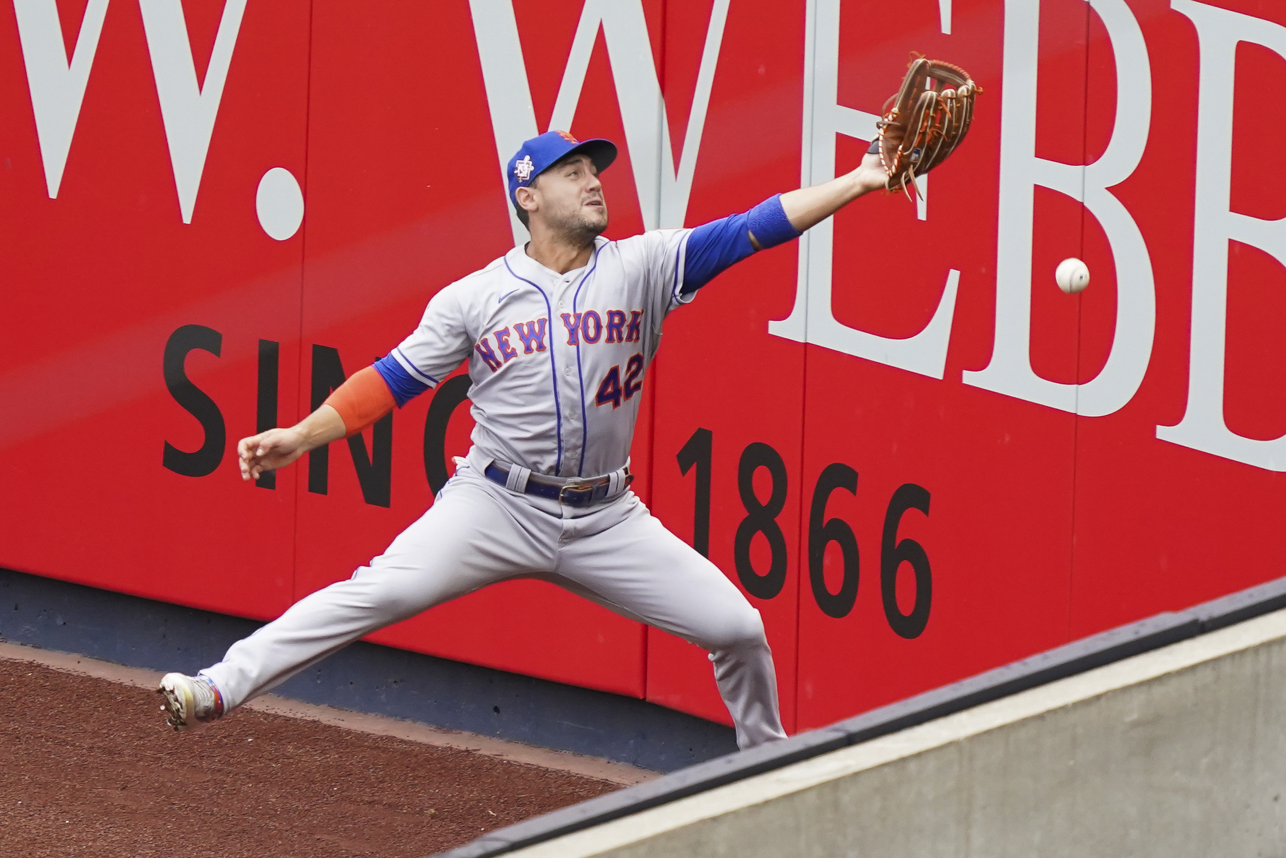 New York Yankees news: DJ LeMahieu, Gio Urshela exit game with injuries