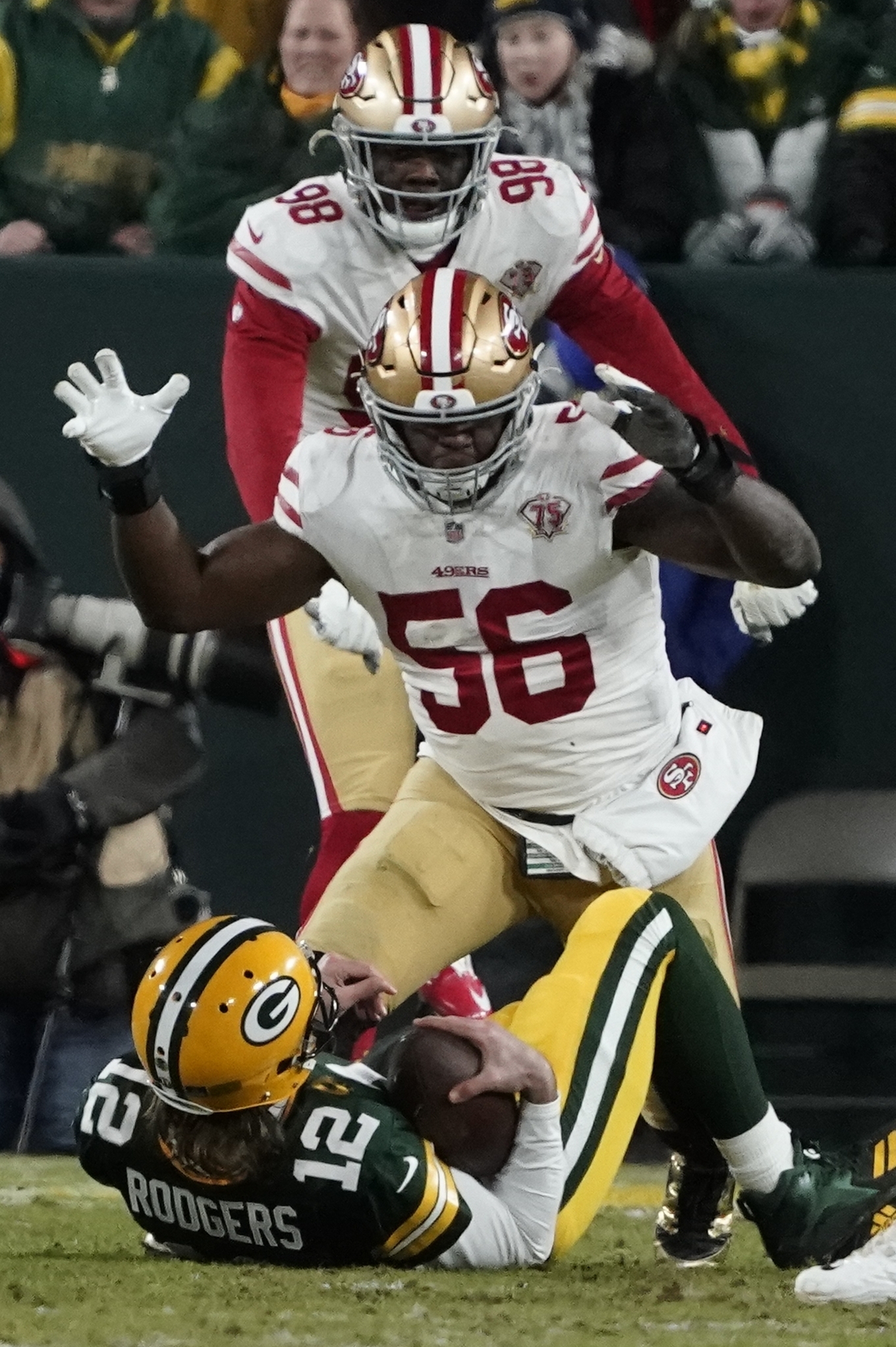 The 49ers block the punt and Hufanga picks it up for a touchdown to tie the  game against the Packers : r/sports