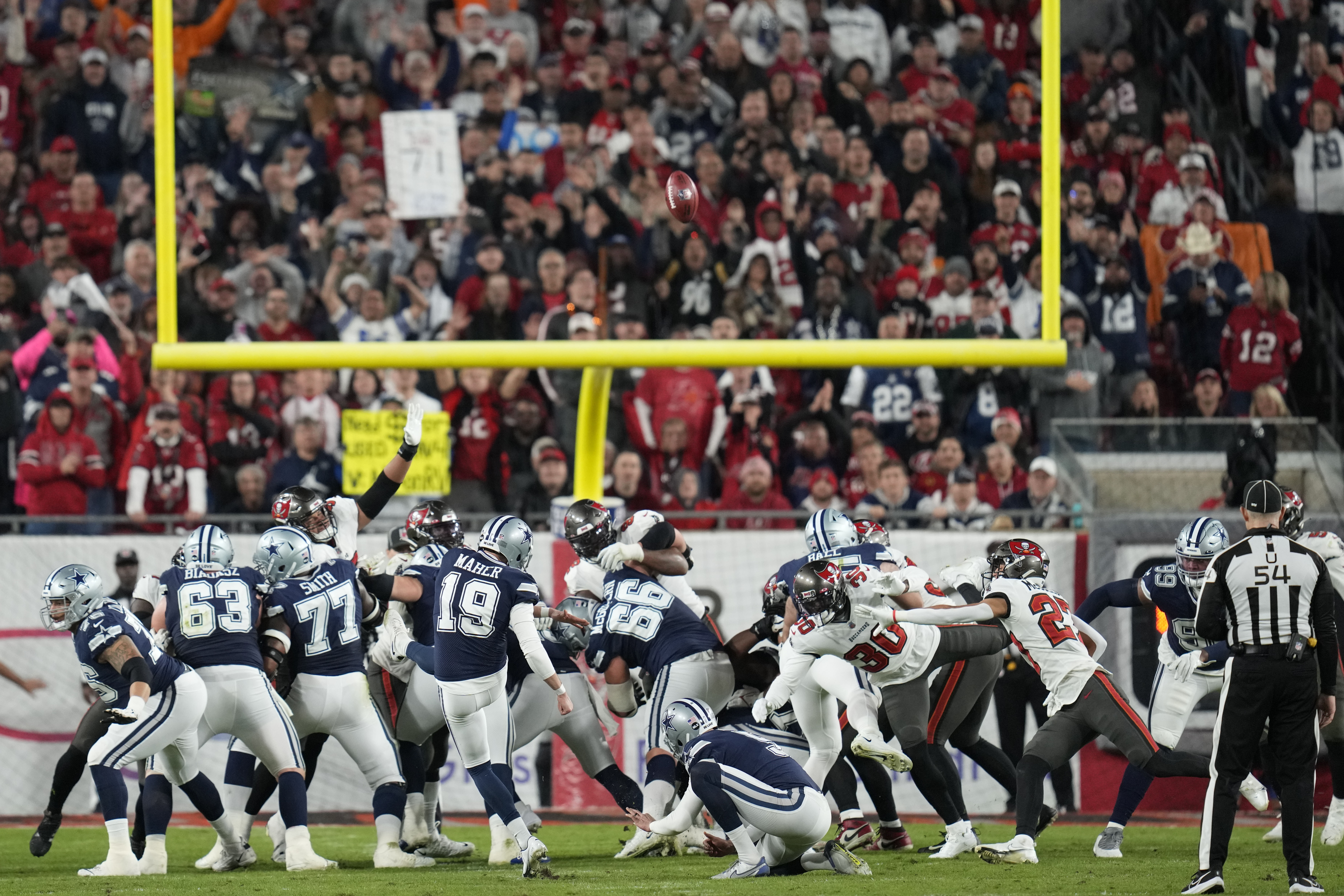 Dallas Cowboys to Face Buccaneers in Monday Night Wild Card Game