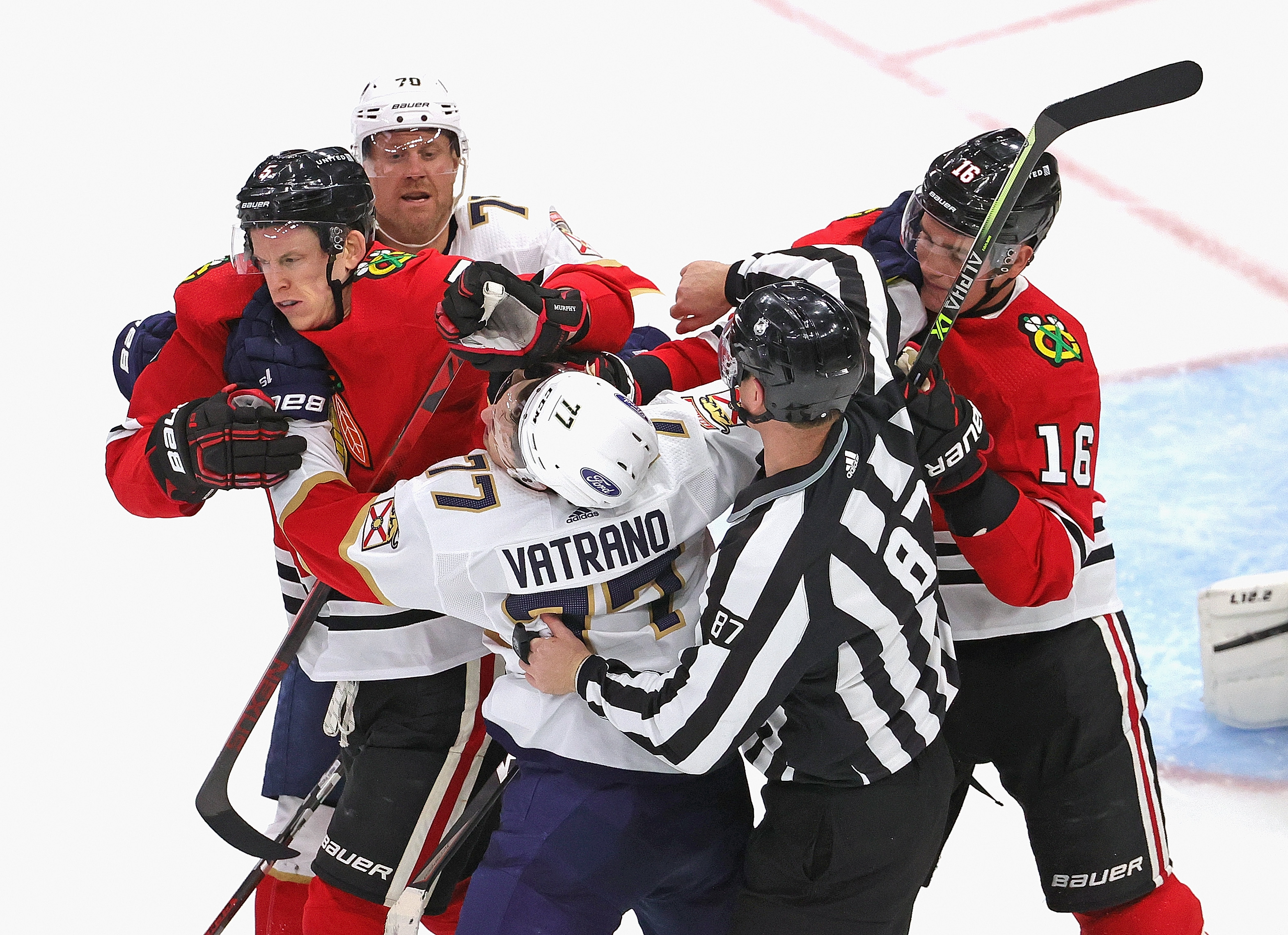 Lankinen makes 33 saves as Blackhawks beat Panthers 3-2