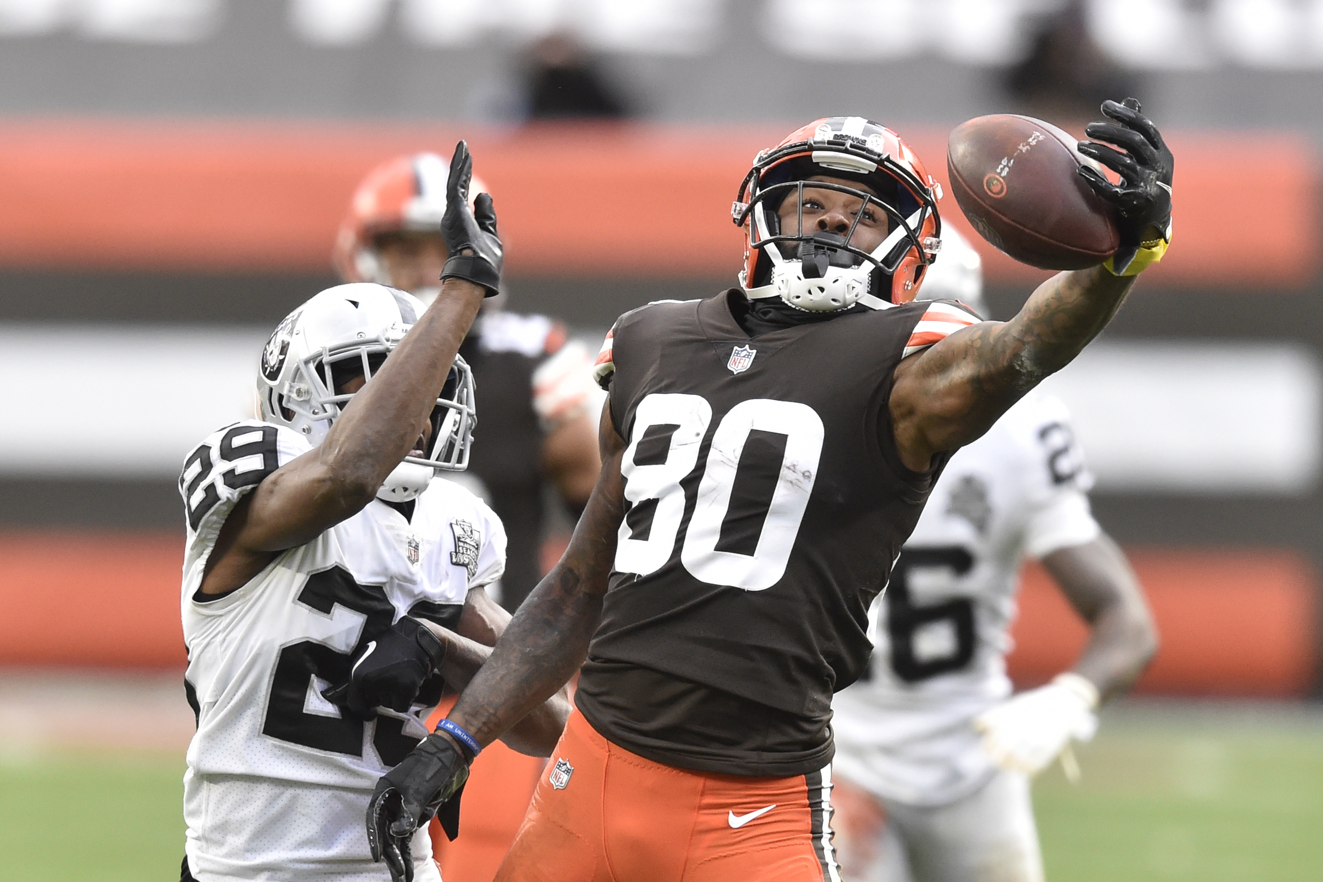 Jarvis Landry injury: Browns WR returns from injury tent to field