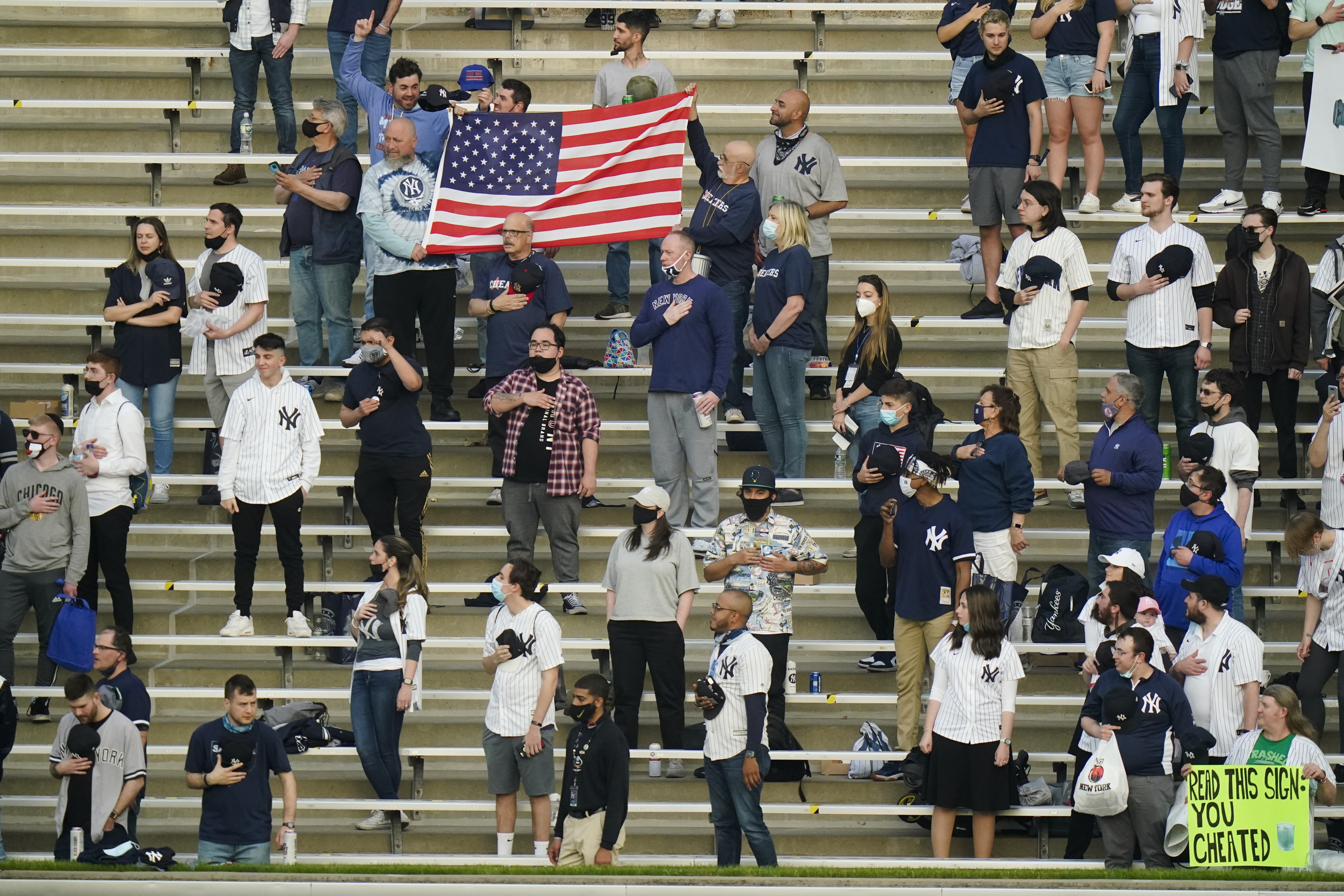 Salty fans, hot Yankees greet Astros in return to Bronx