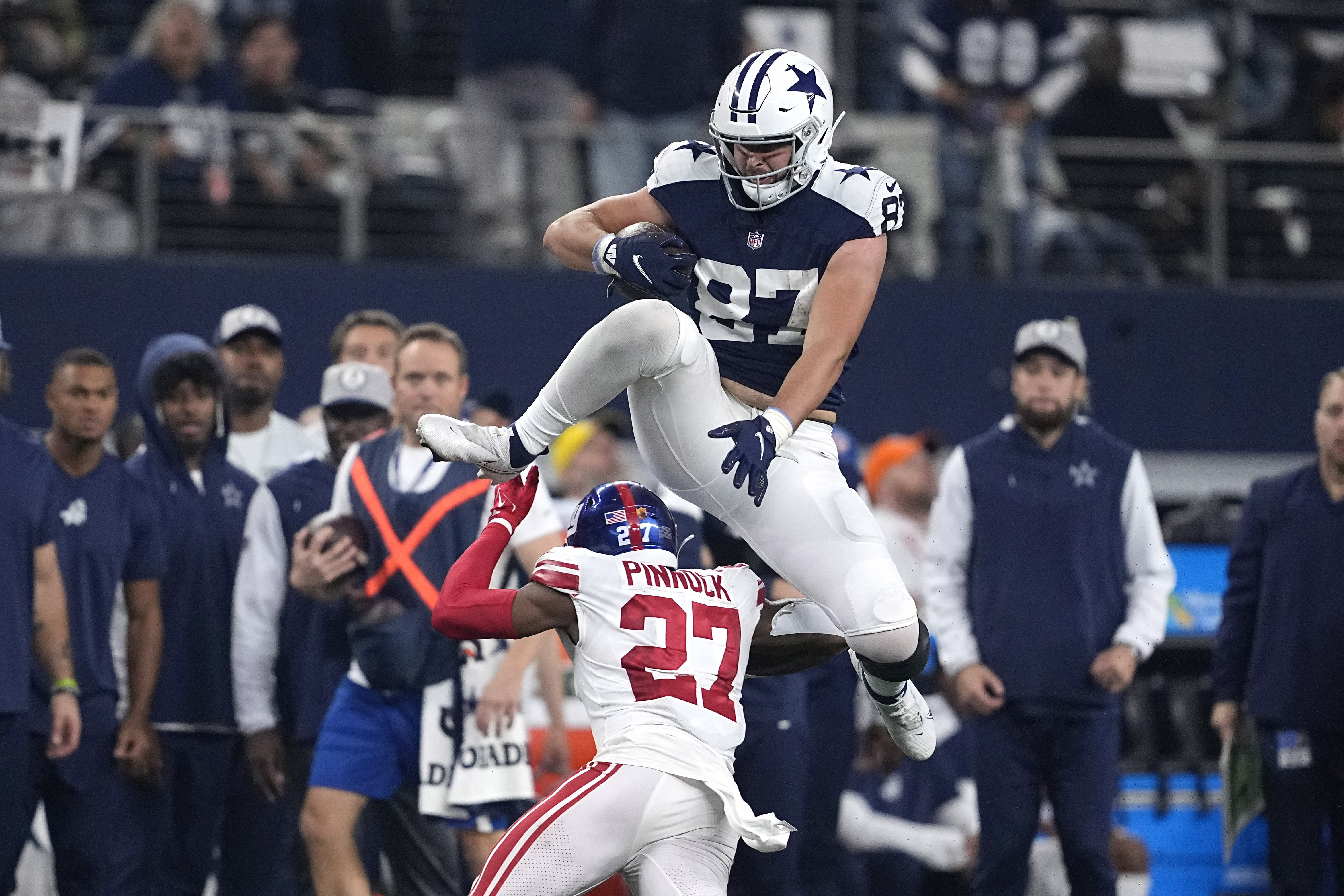 Ezekiel Elliott Salvation Army celebration video: Cowboys RB jumps