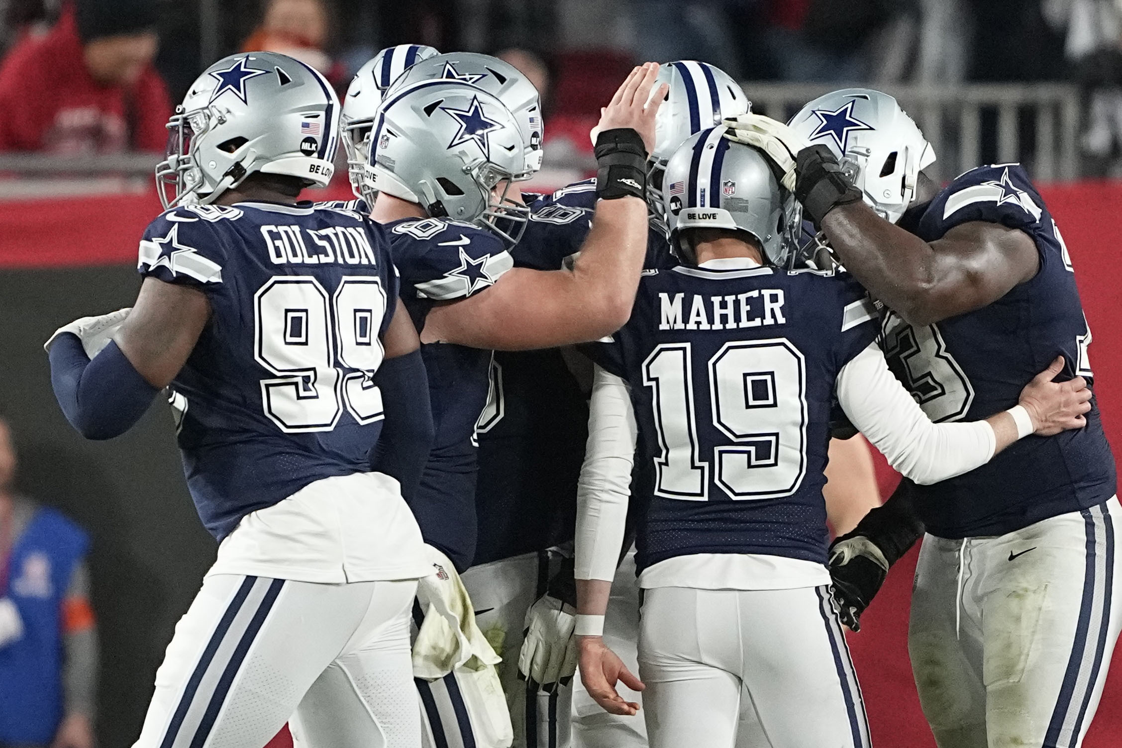 Cowboys dominate Buccaneers 31-14, win first road playoff game