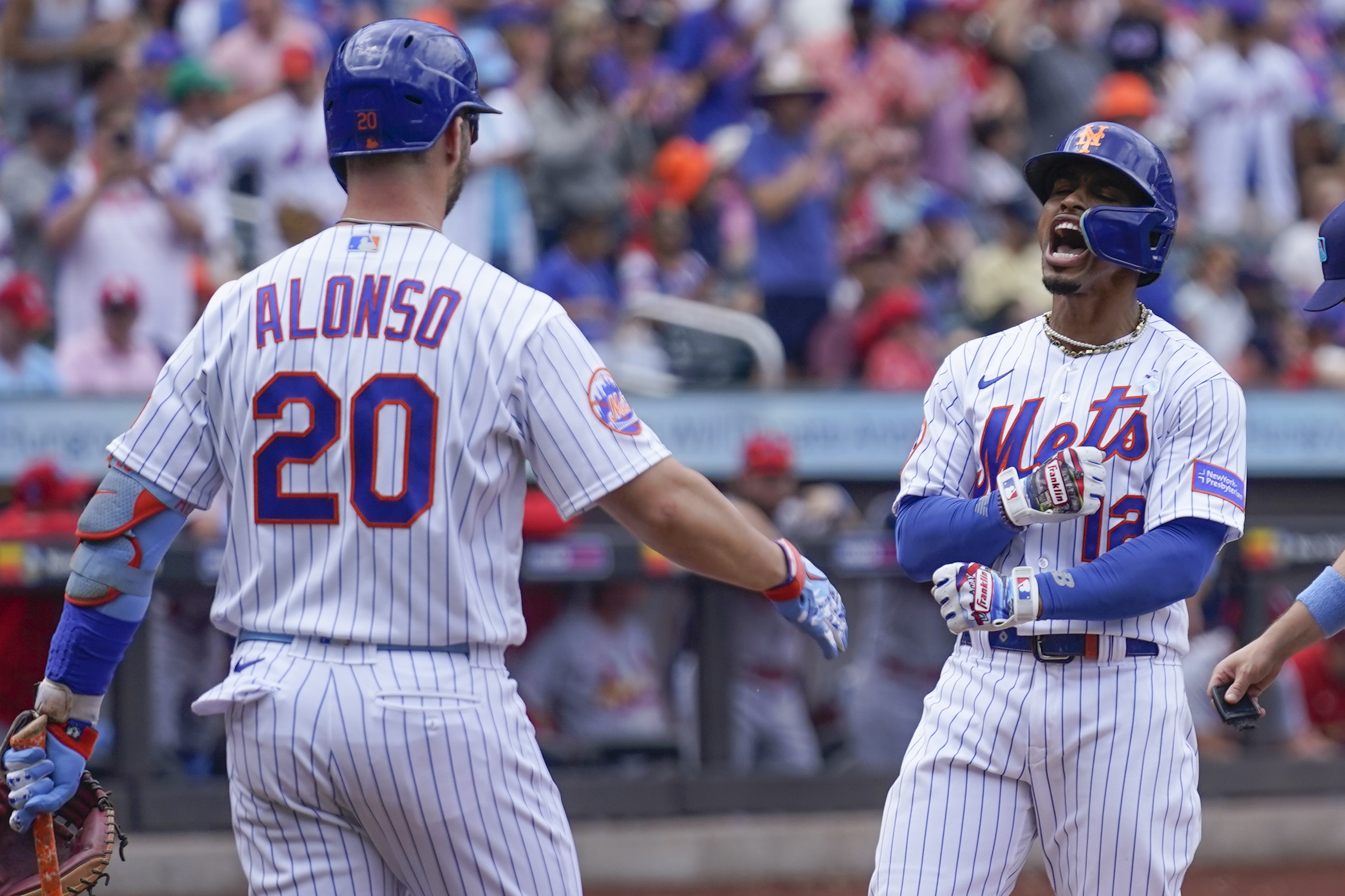 Download Pete Alonso hitting a home run Wallpaper