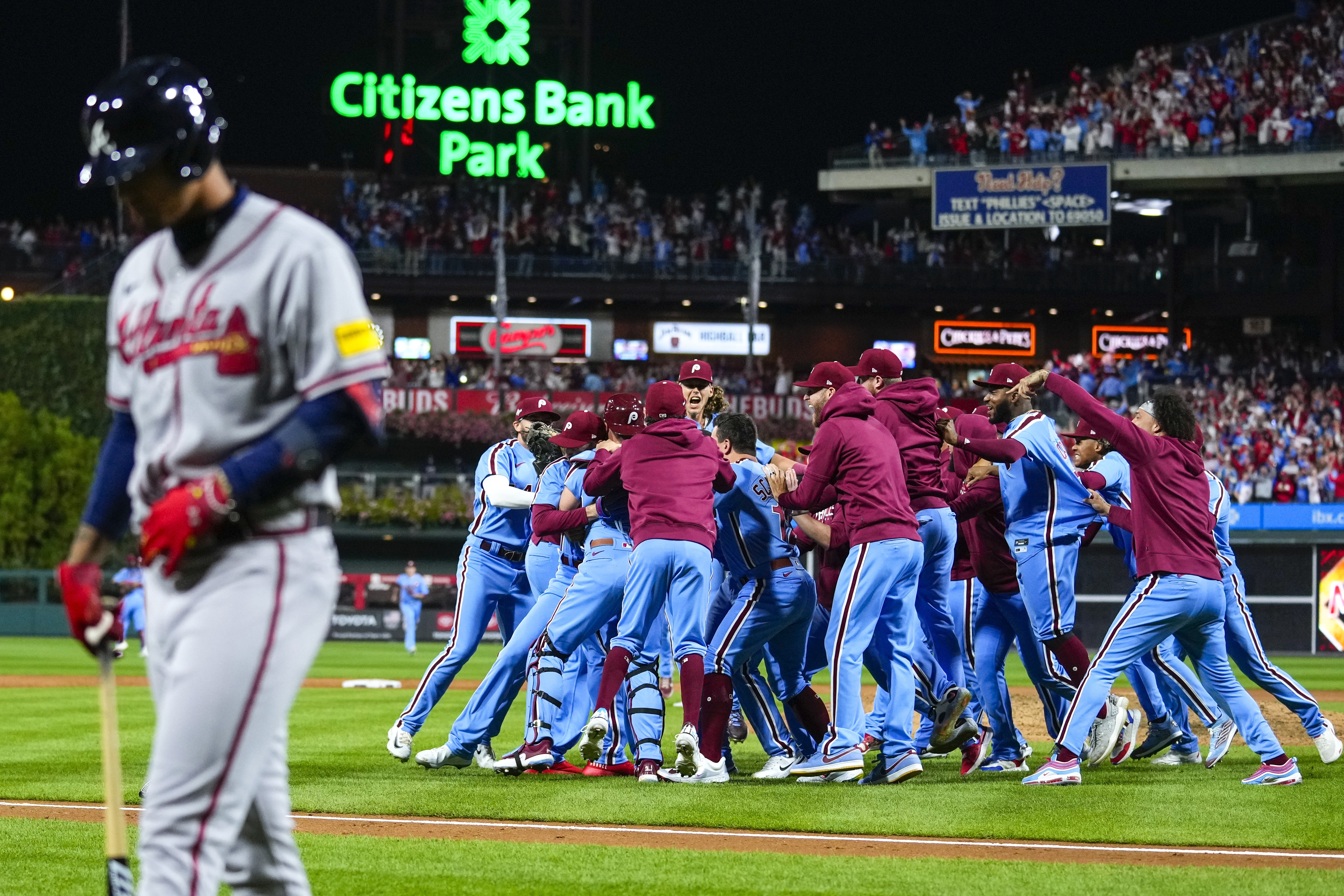 Uniform Analysis: Phillies vs. Braves (Negro League Throwbacks) - Crossing  Broad