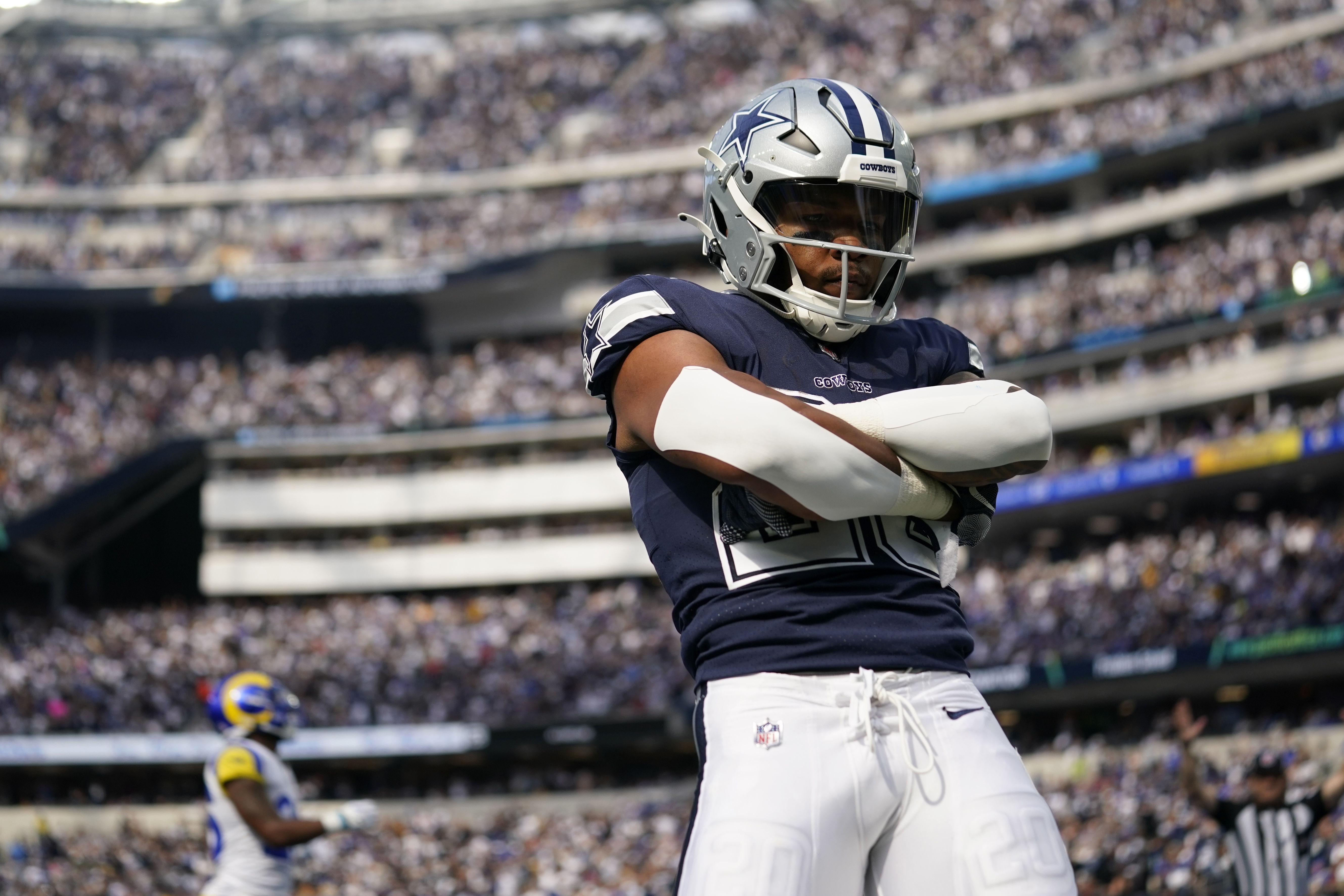 Dominant D puts Cowboys past Rams 22-10 for 4th straight win - CBS