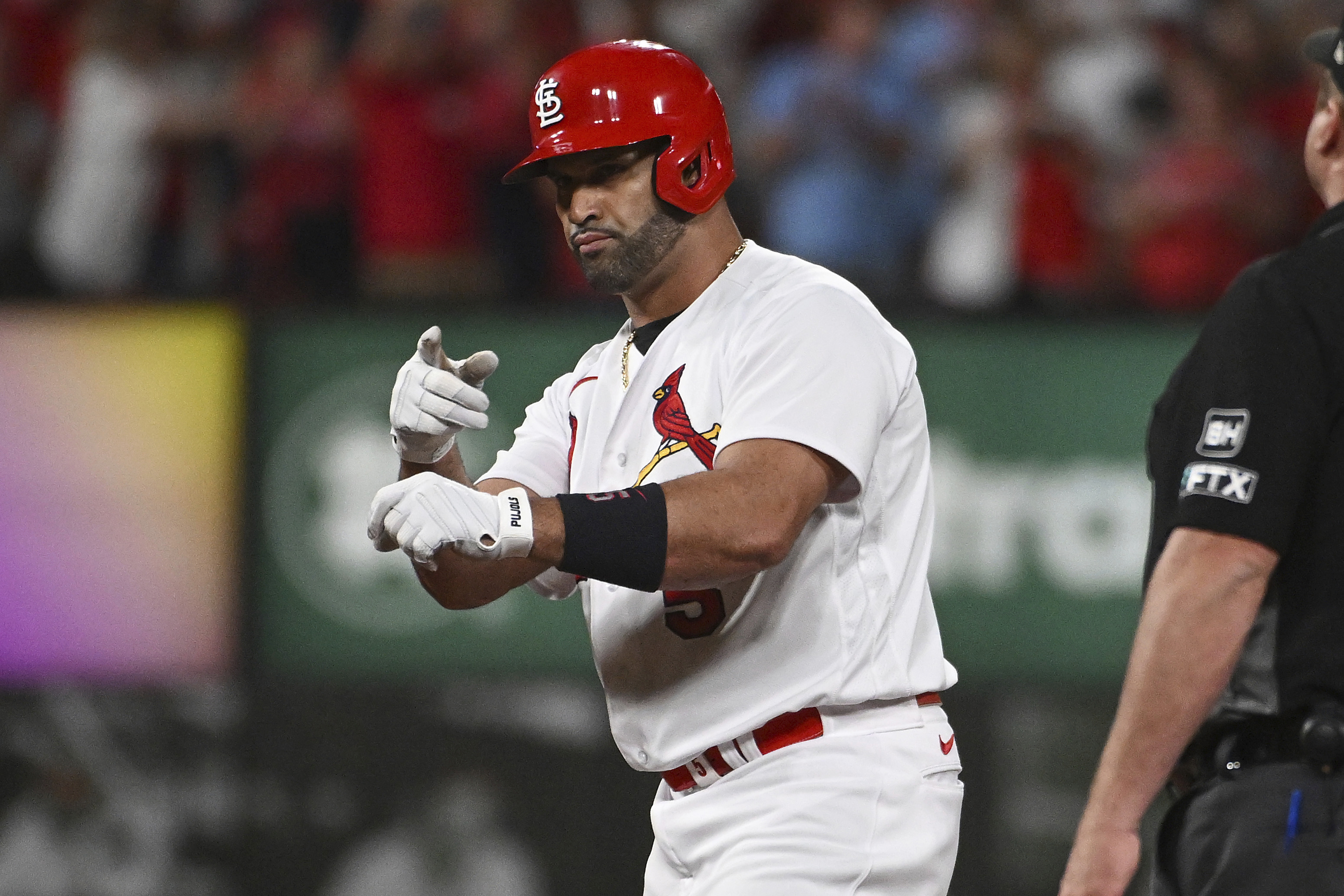 Wainwright, Molina make history, then lead Cards over Brews – KGET 17