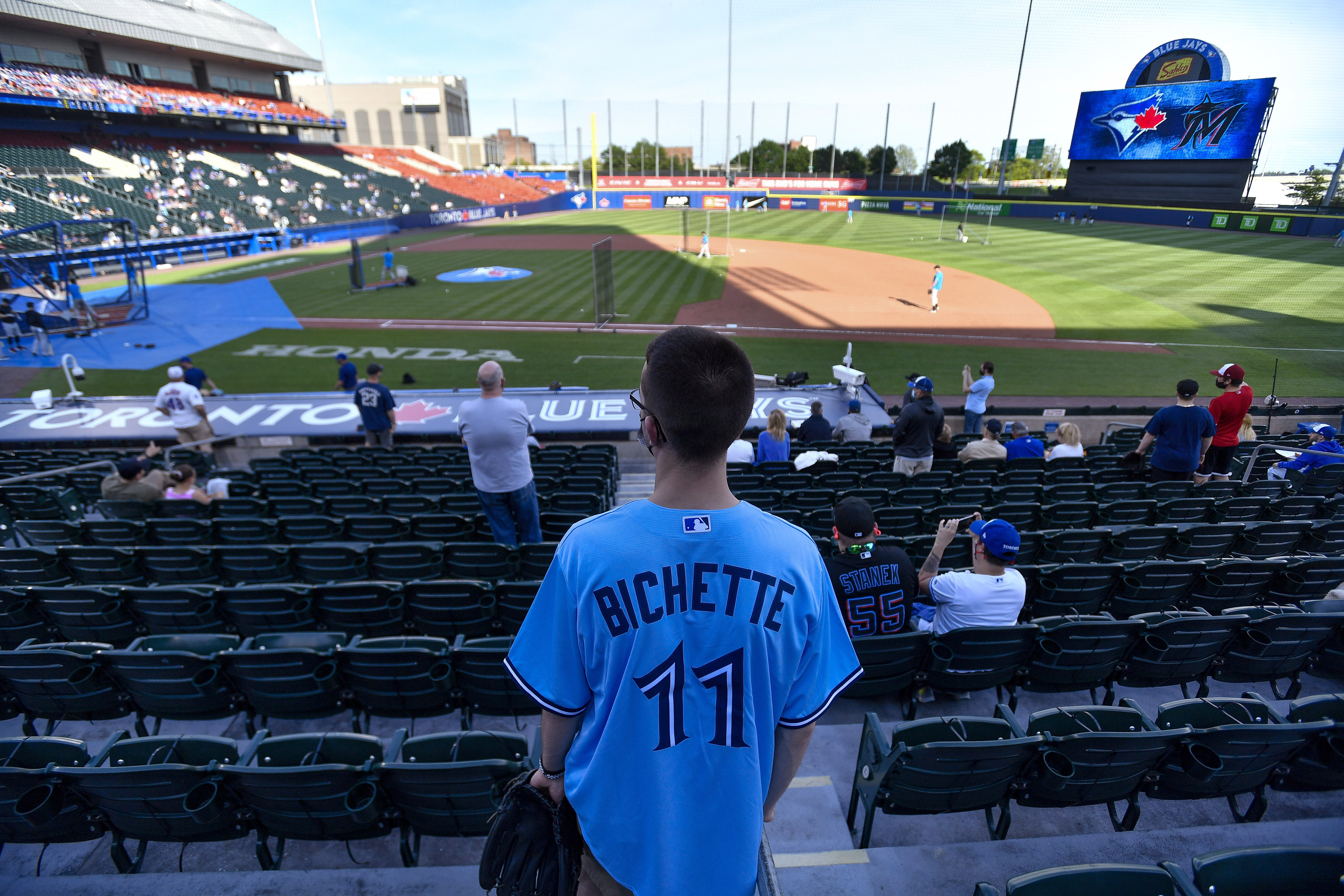 Guerrero, Bichette come out swinging in spring debut with Jays