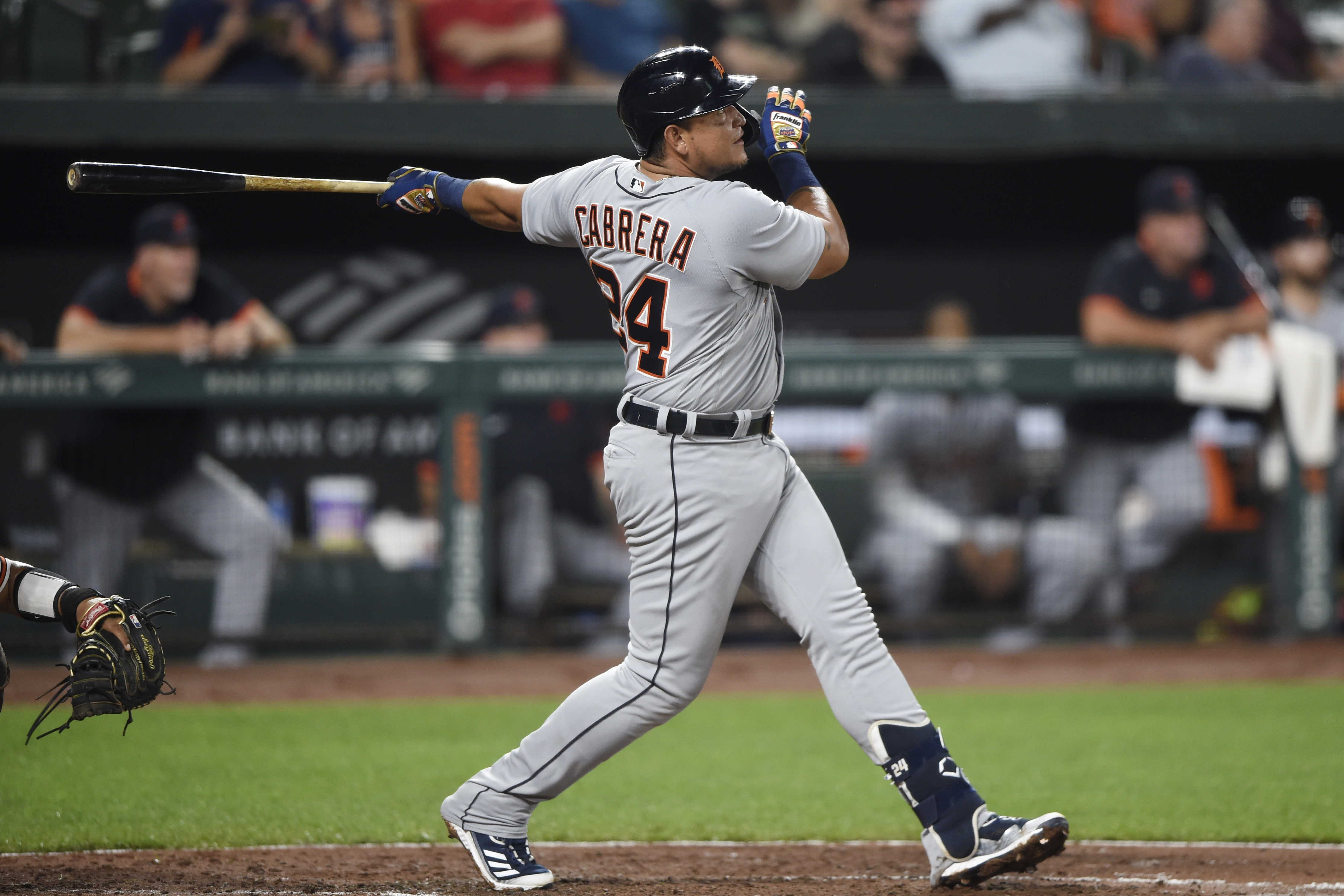 Miguel Cabrera gives Spencer Torkelson first-base glove