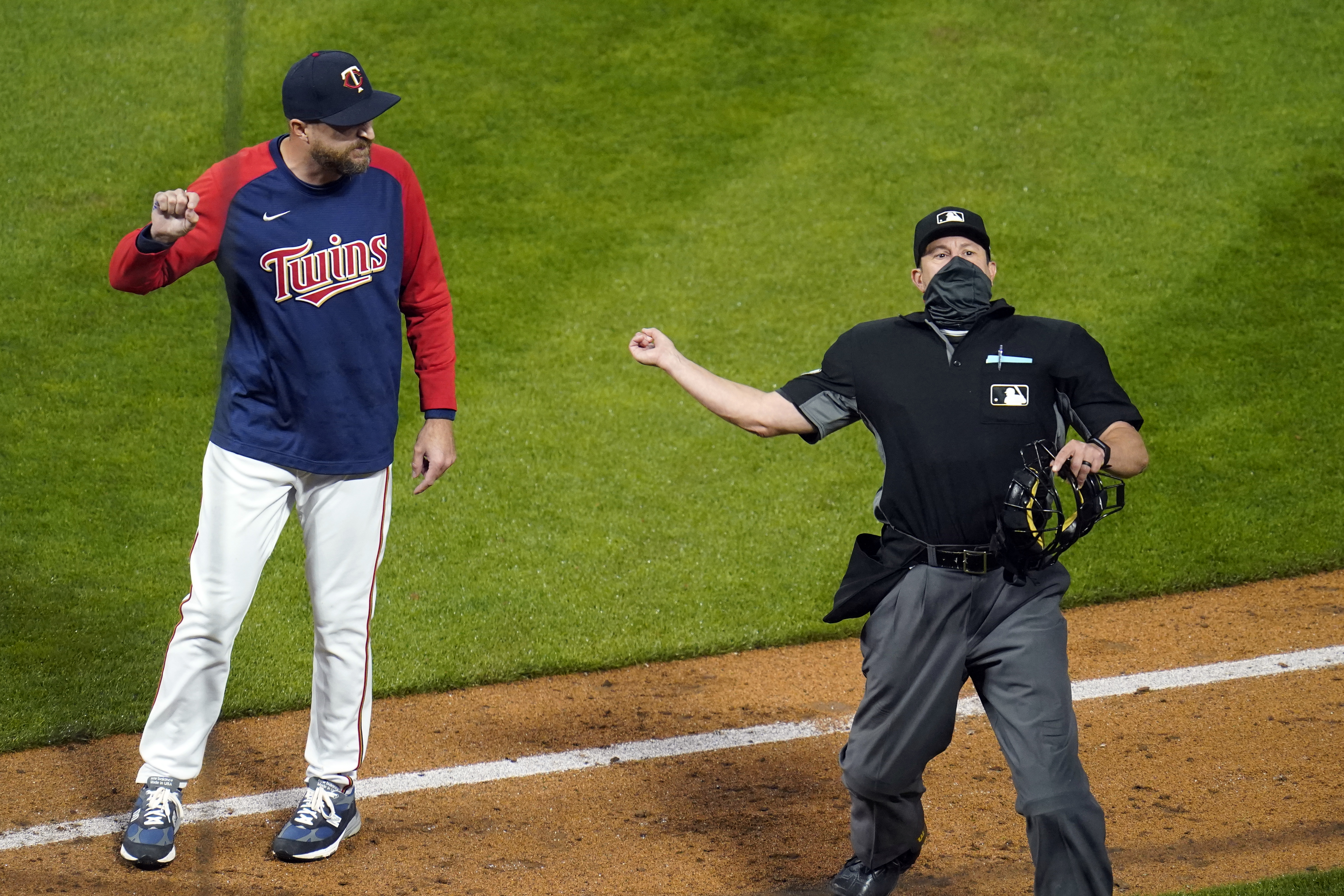 White Sox manager Tony La Russa caught yelling at rookie catcher