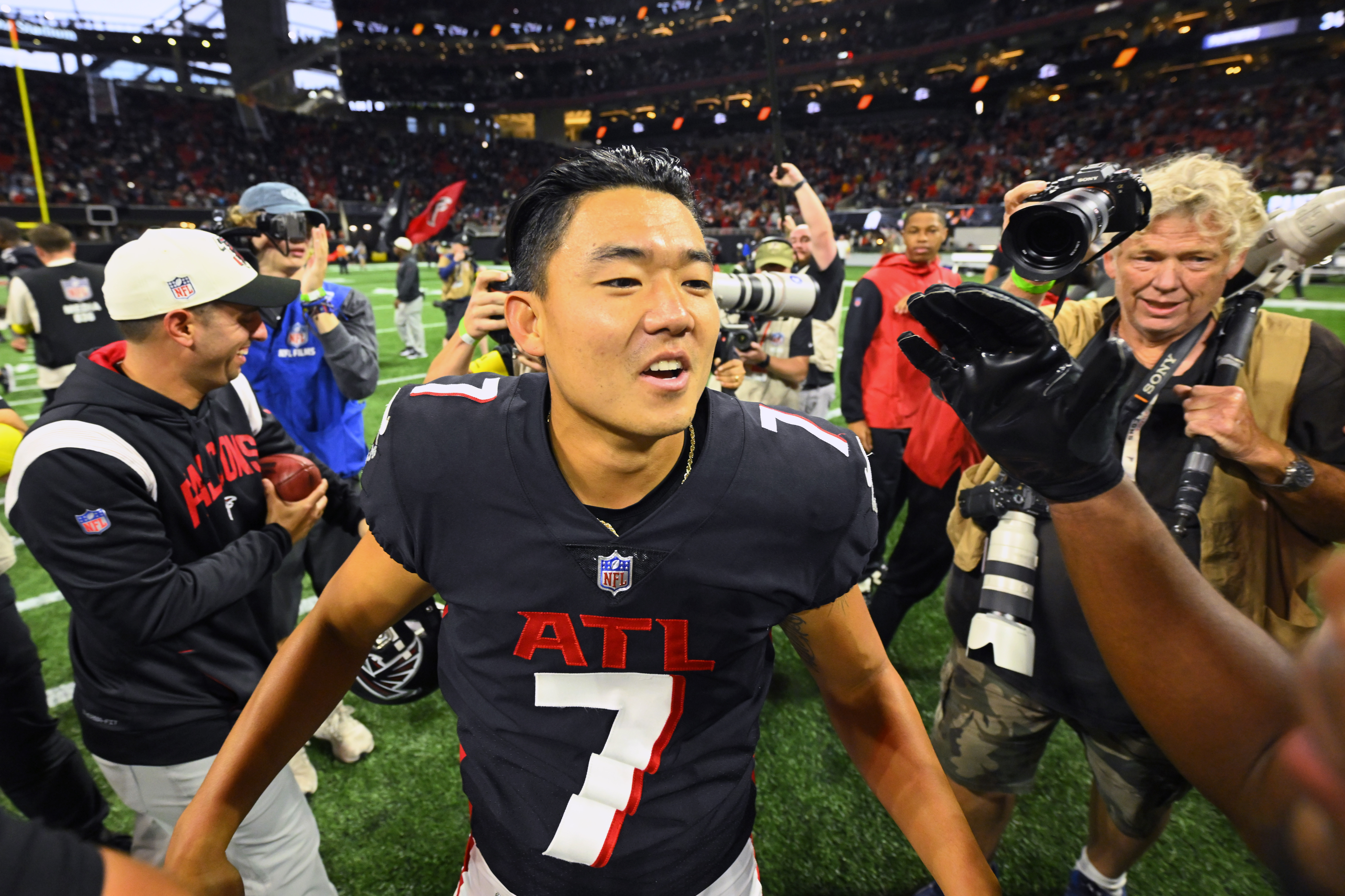 Atlanta Falcons - Younghoe Koo received a signed jersey