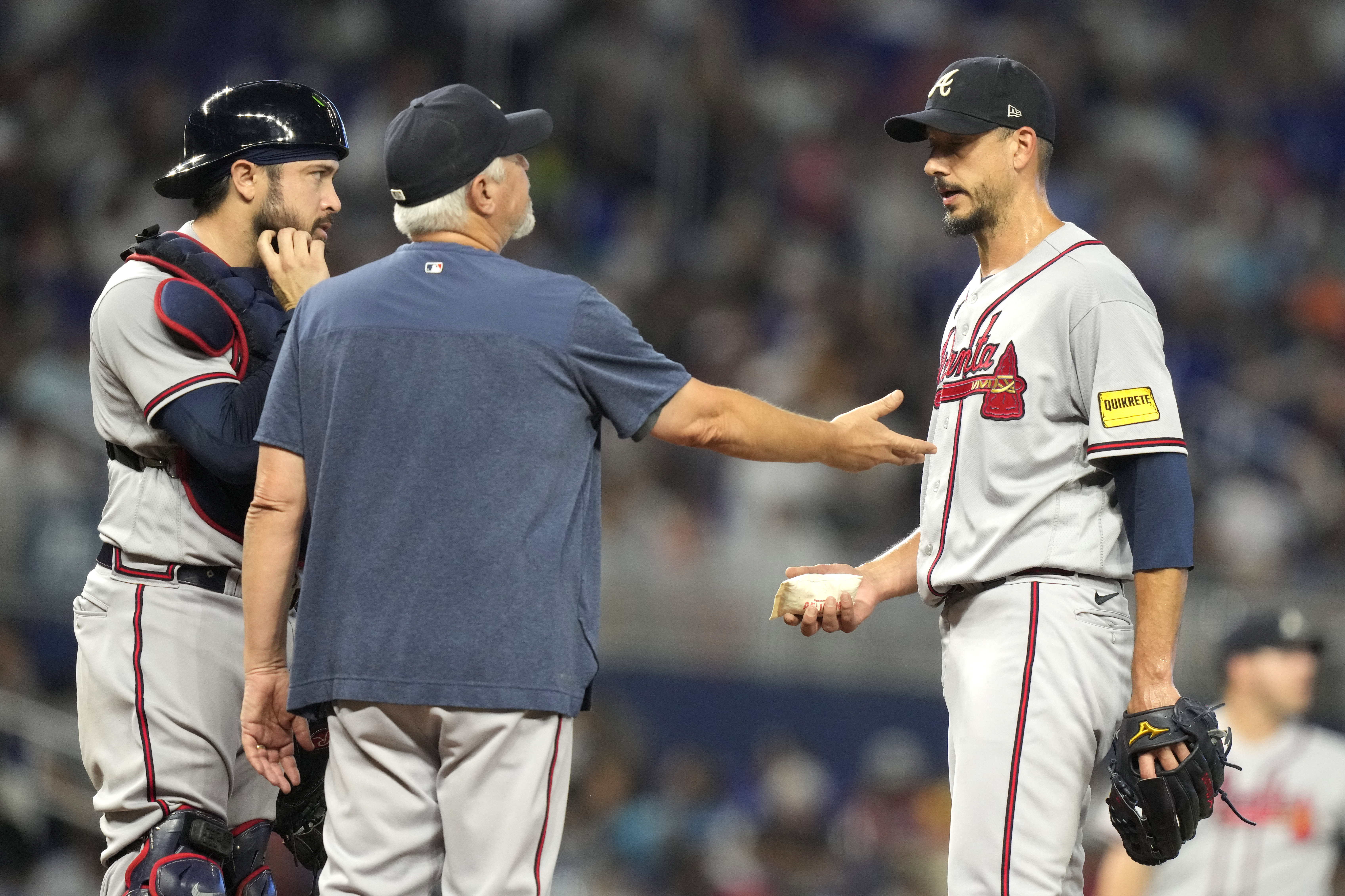 Braves put RHP Charlie Morton on 15-day IL with finger issue - ESPN