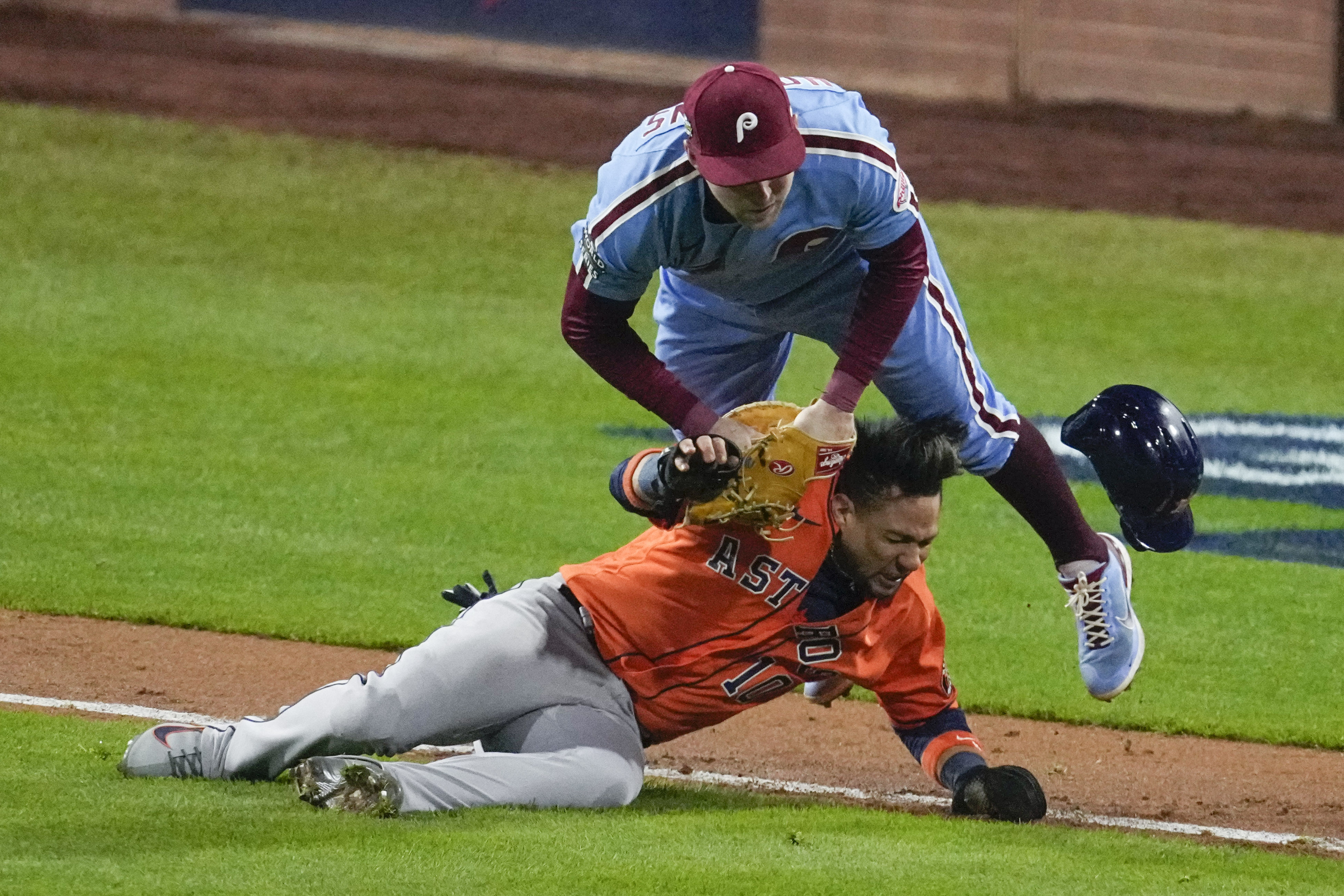 Gurriel's hair is family affair, 11/12/2017