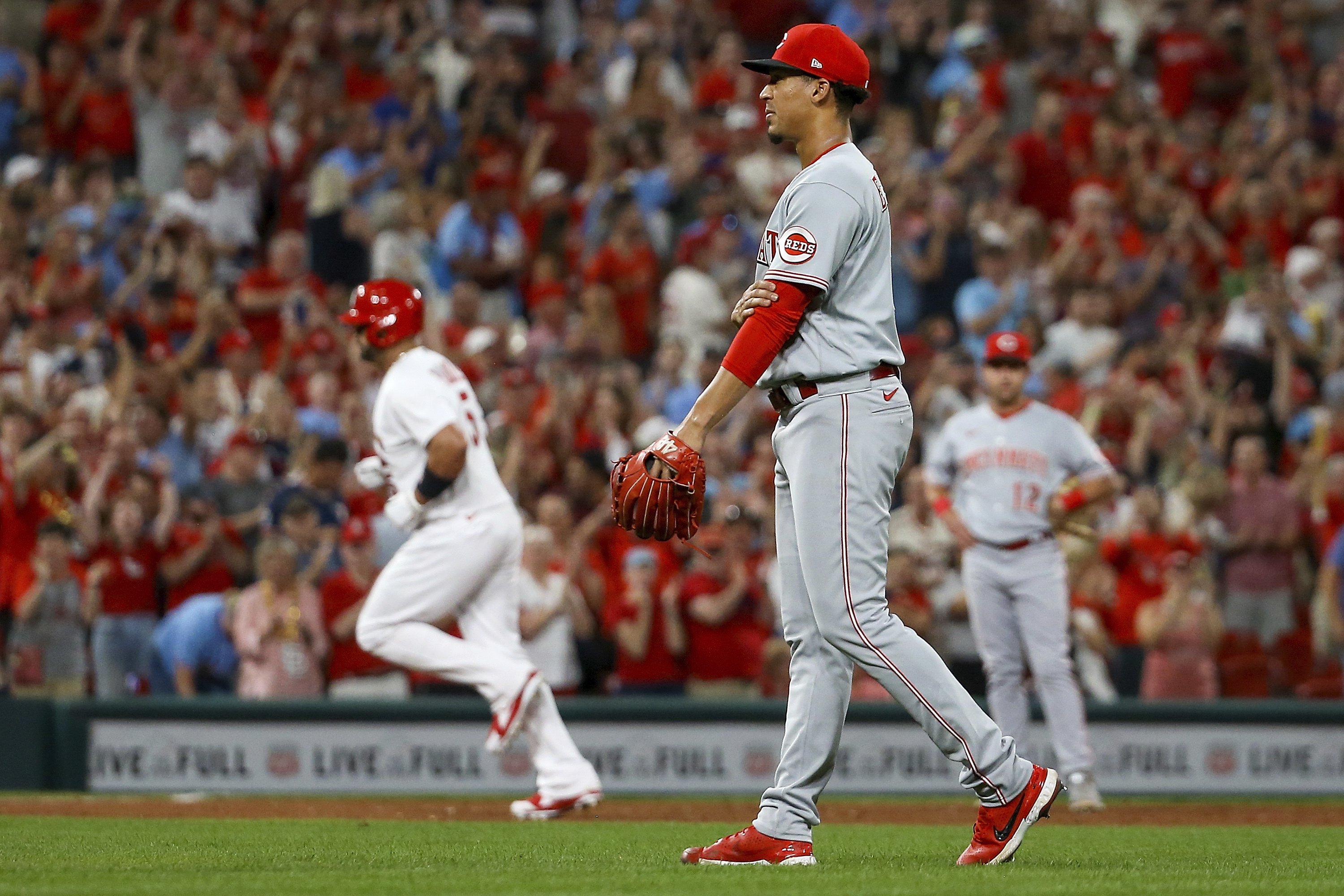 Albert Pujols hits 698th home run in Cardinals' win over Reds