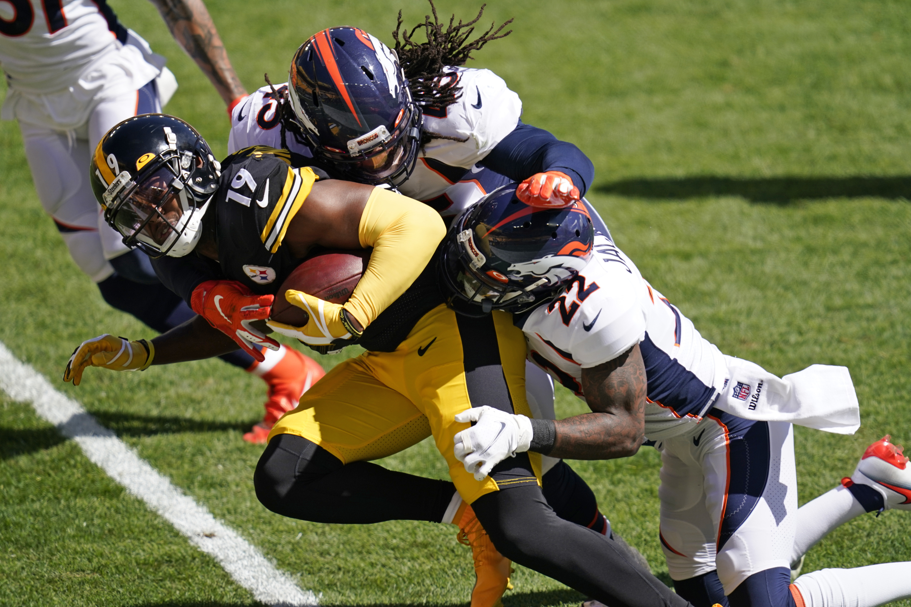 Steelers knock out Lock, hold off Driskel, Broncos 26-21