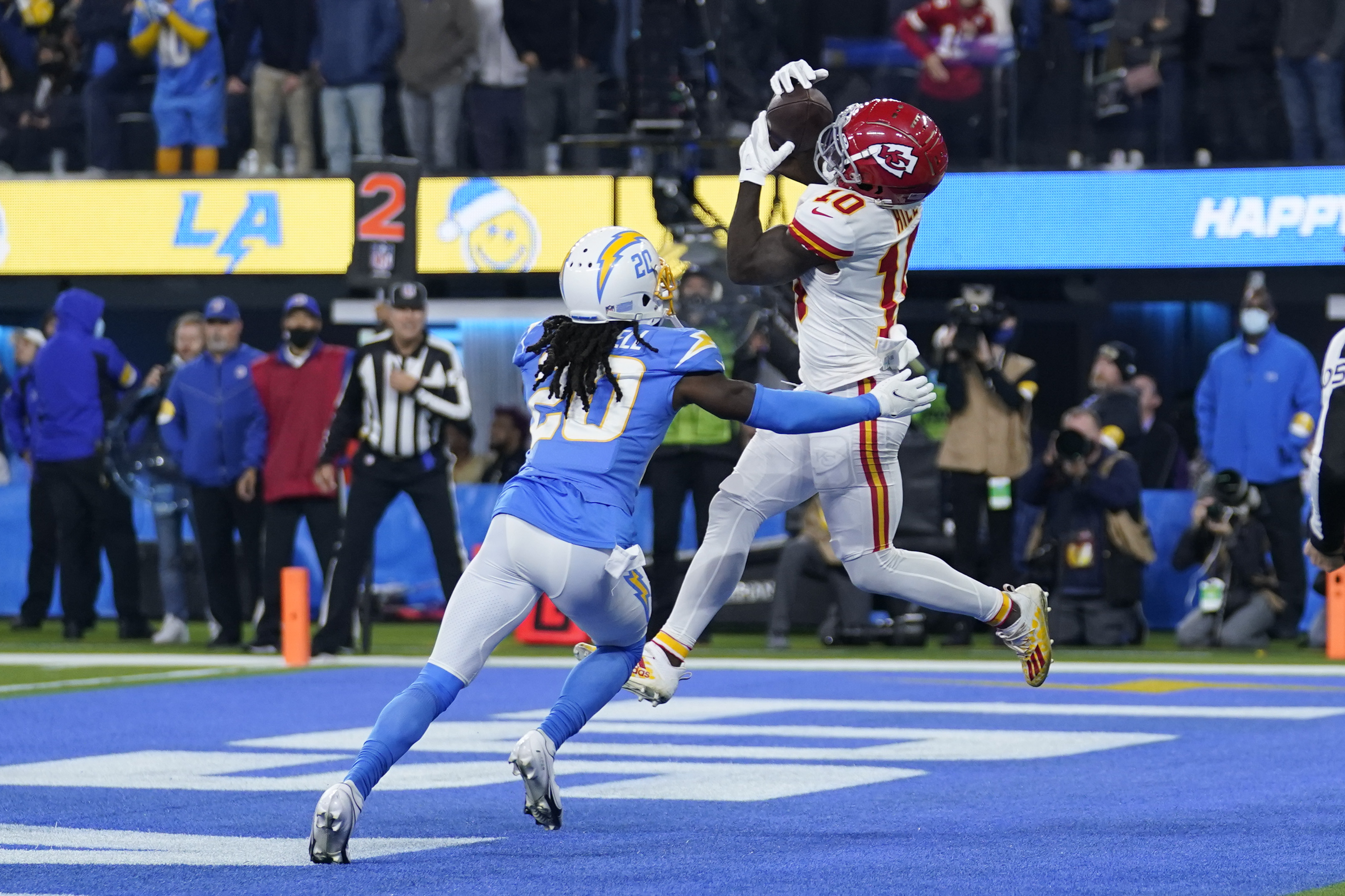 Mahomes throws 6 TDs, Chiefs hold off Steelers 42-37