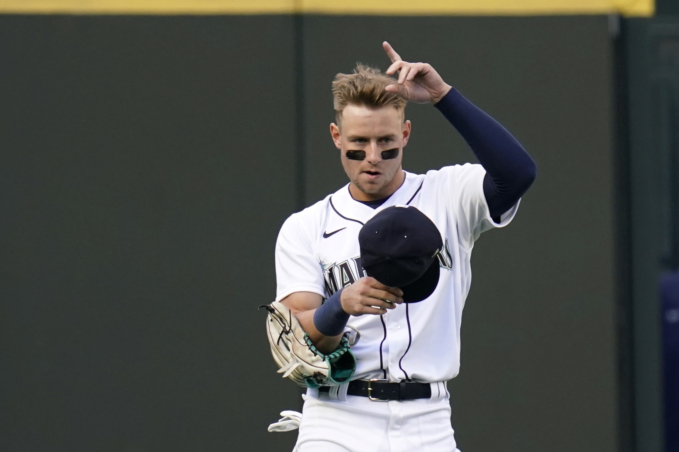 Cleveland's Zach Plesac loses no-hit bid vs. Seattle in 8th