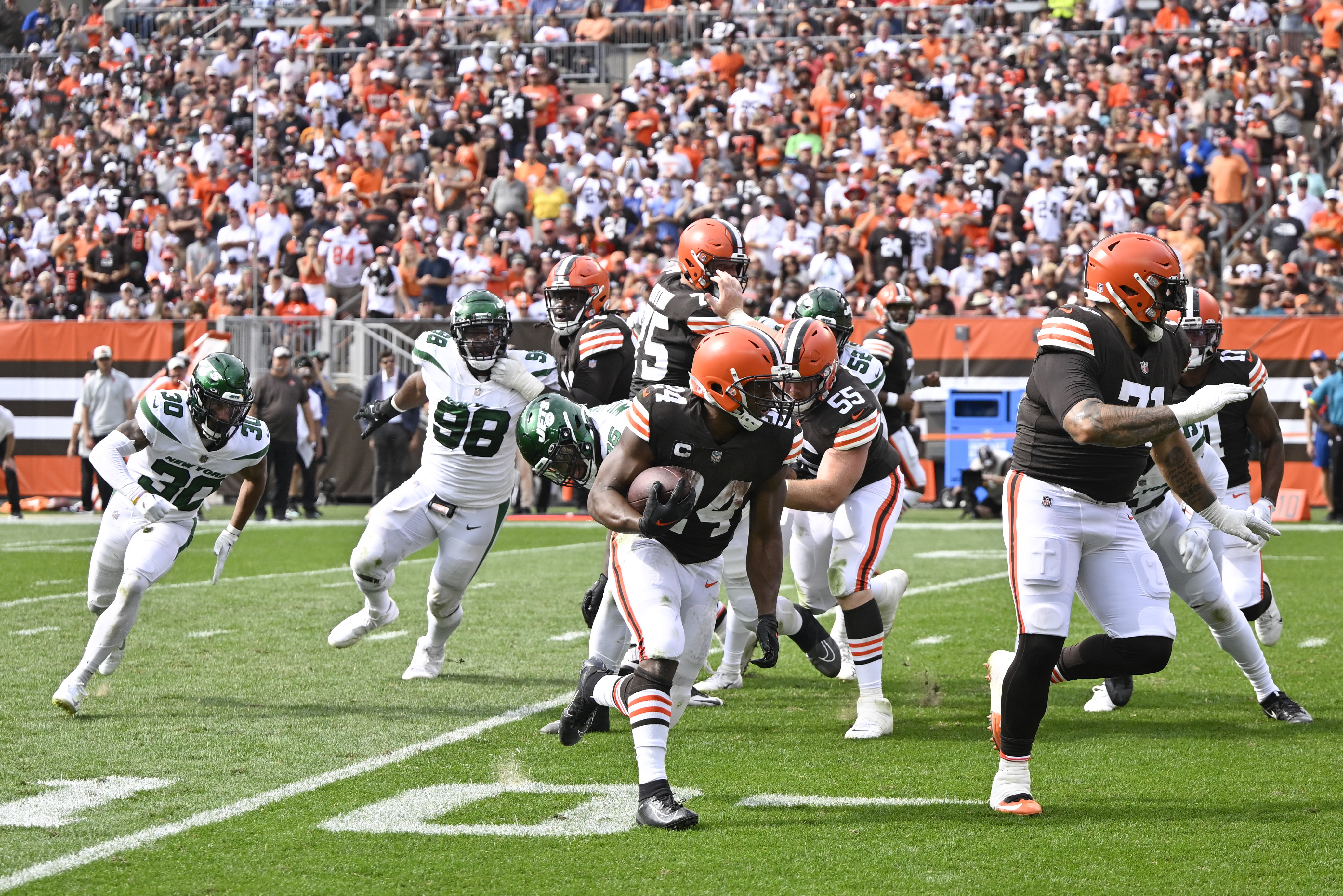 Miami Dolphins keep Nick Chubb, Cleveland Browns run game bottled up