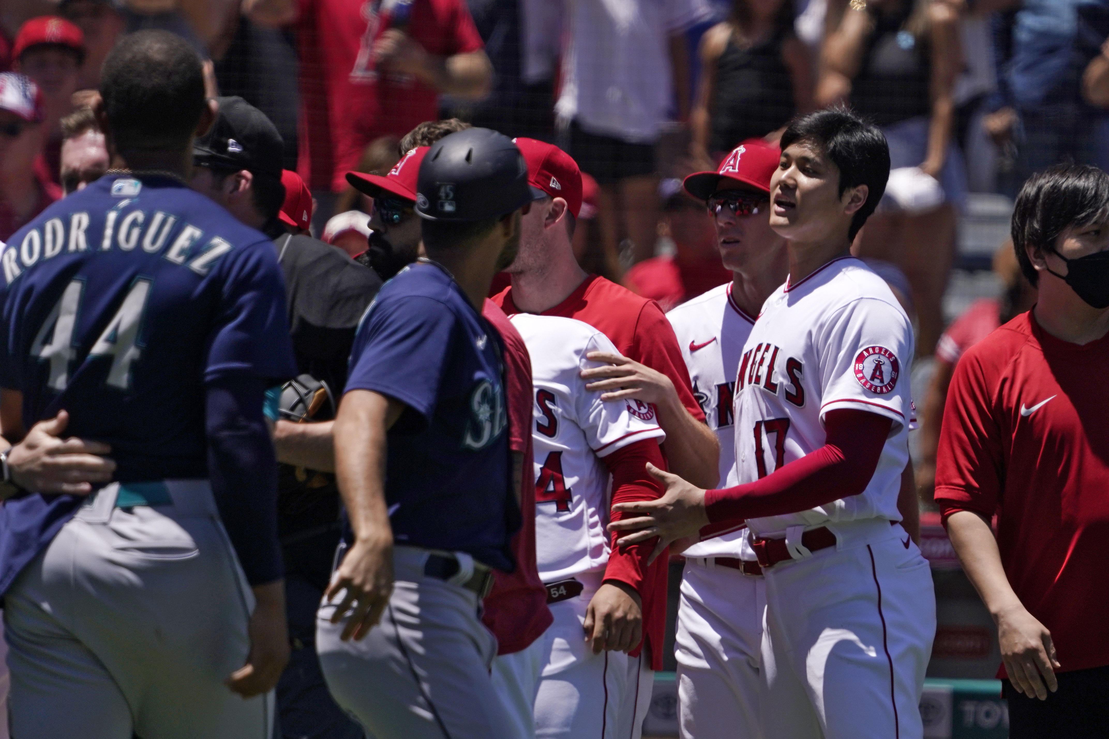 Melee mayhem: Big brawl, 8 ejected, Angels top Mariners 2-1