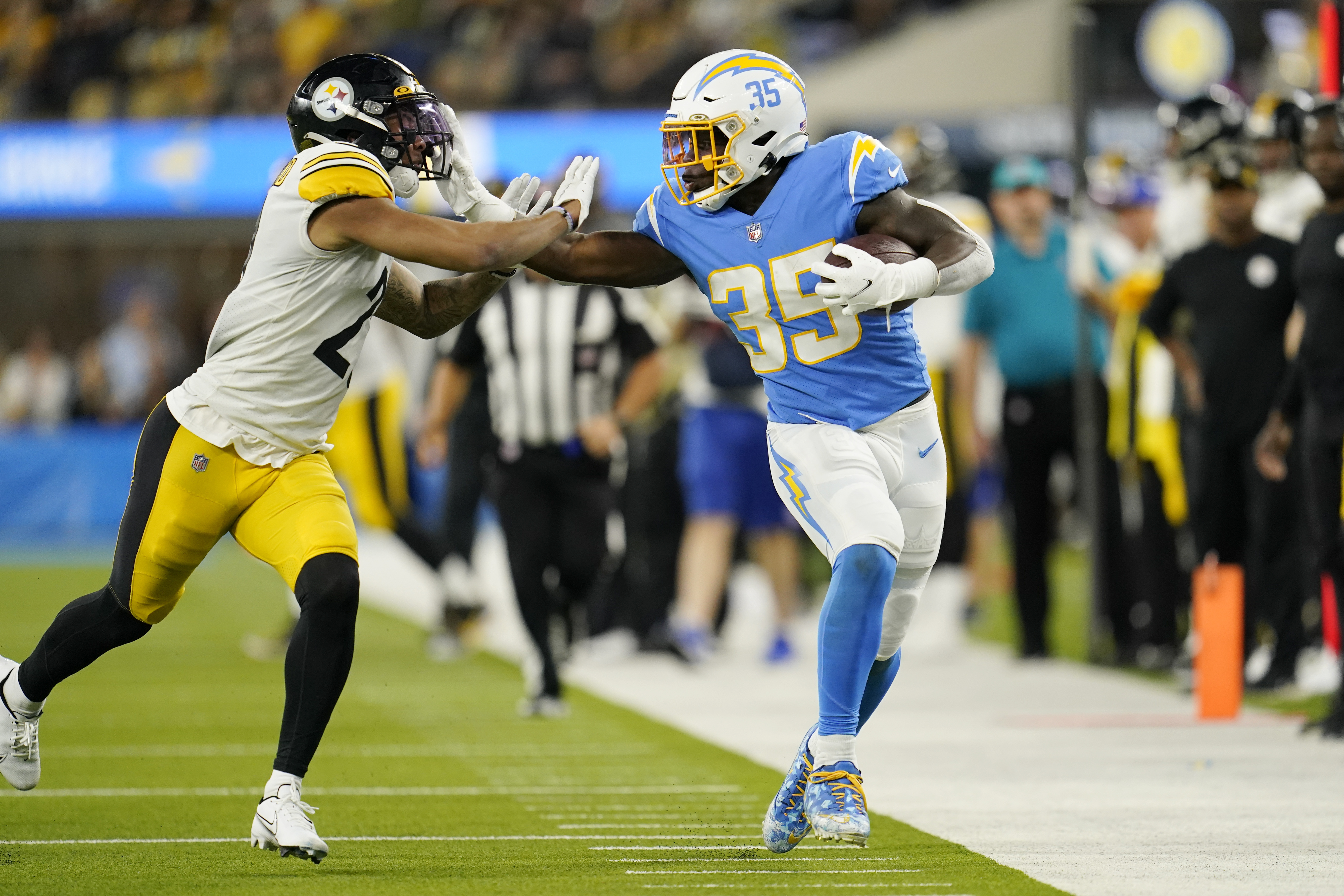 Herbert, Ekeler shine as Chargers win shootout with Steelers