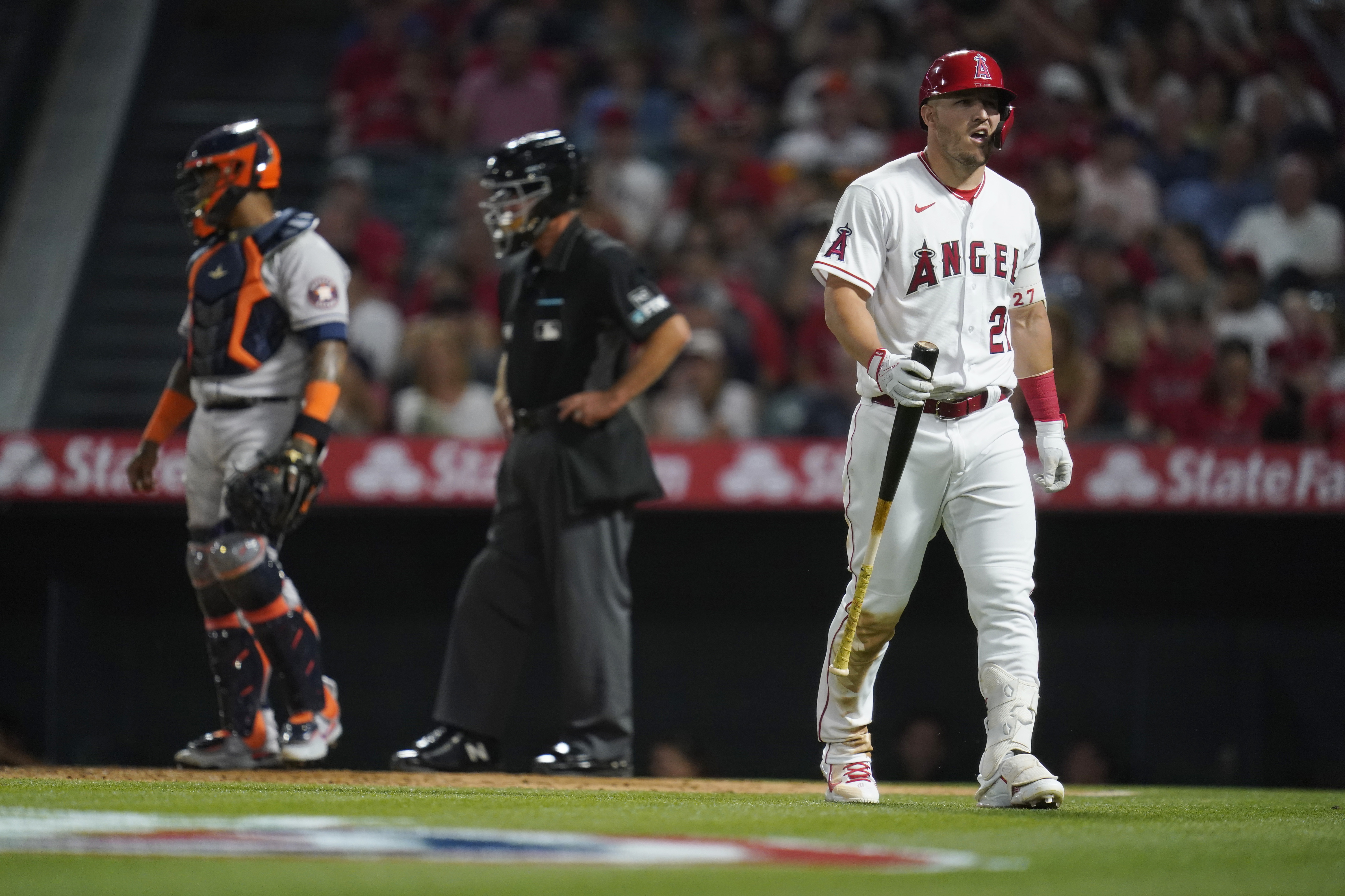 Jose Altuve leaves game after fouling ball off groin