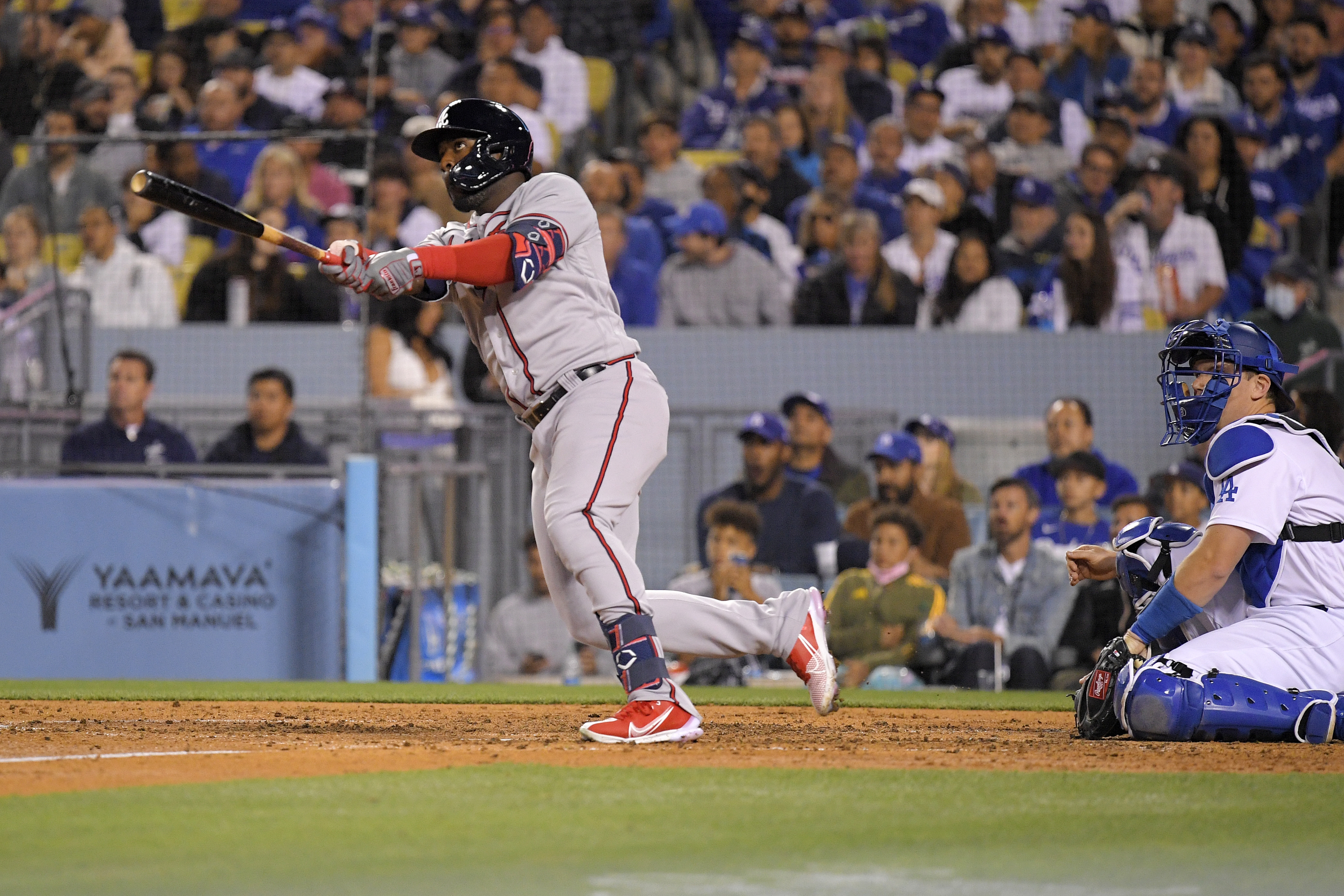 Freeman HR ahead of emotional return, Dodgers sweep Reds