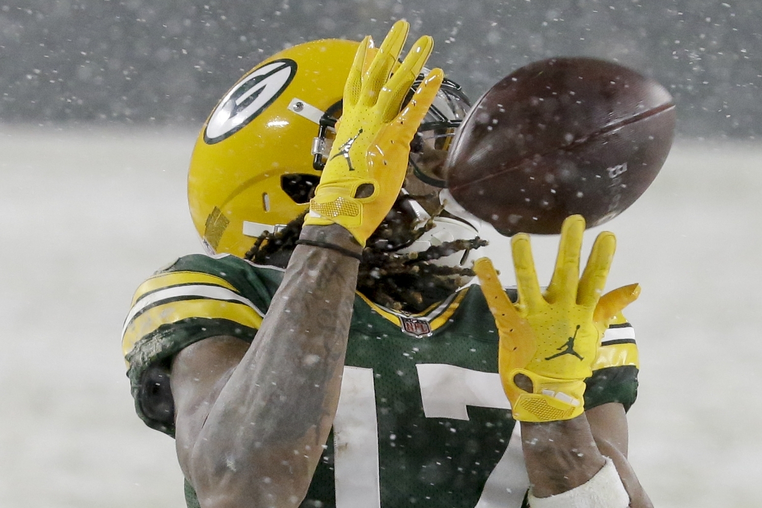 Adams shines in snow as Packers trounce Titans 40-14