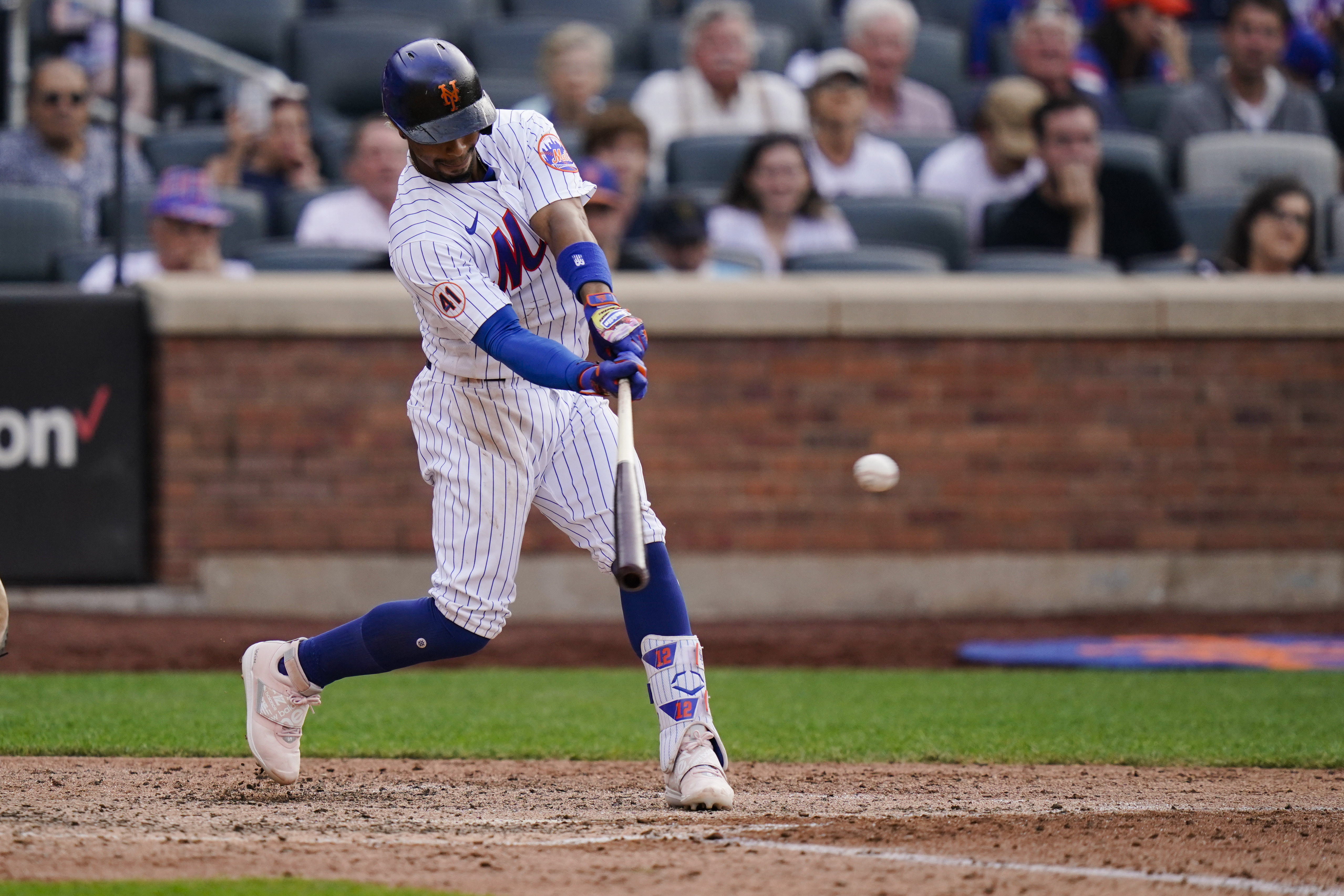 New York Mets rookie casually catches flying bat