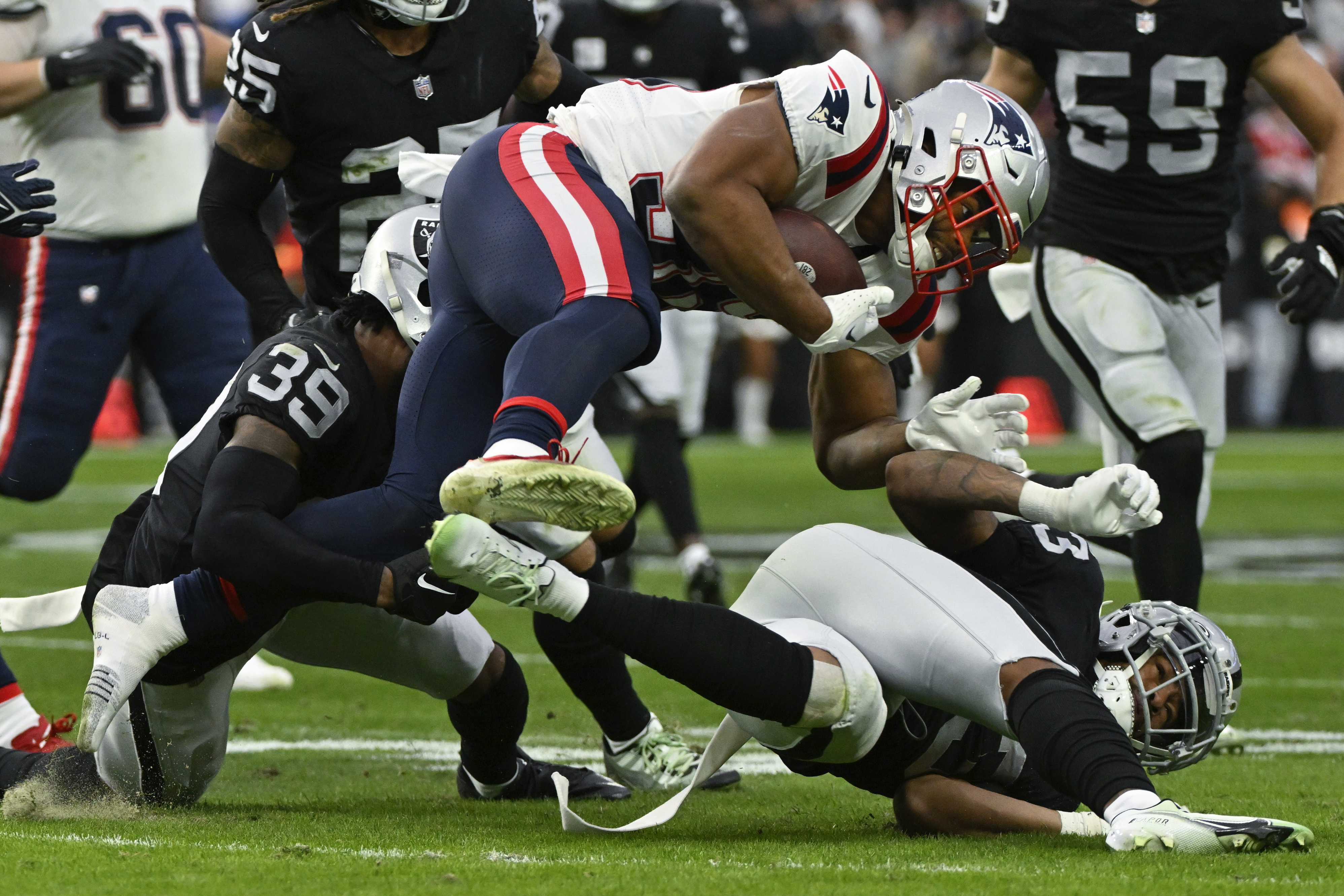 Raiders beat Patriots on miraculous play by Chandler Jones