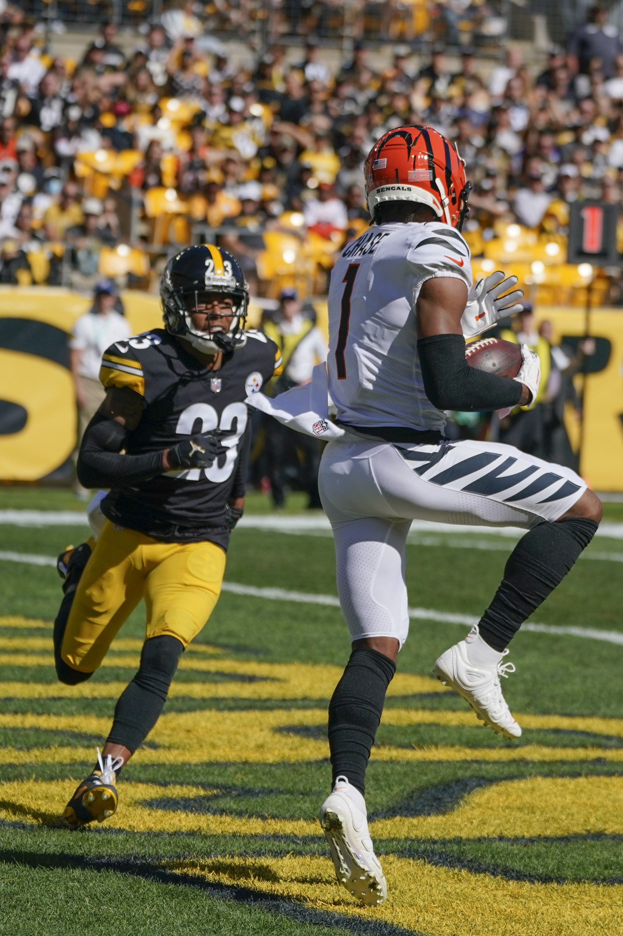 Cincinnati Bengals defeat the Pittsburgh Steelers 24-10 behind Joe