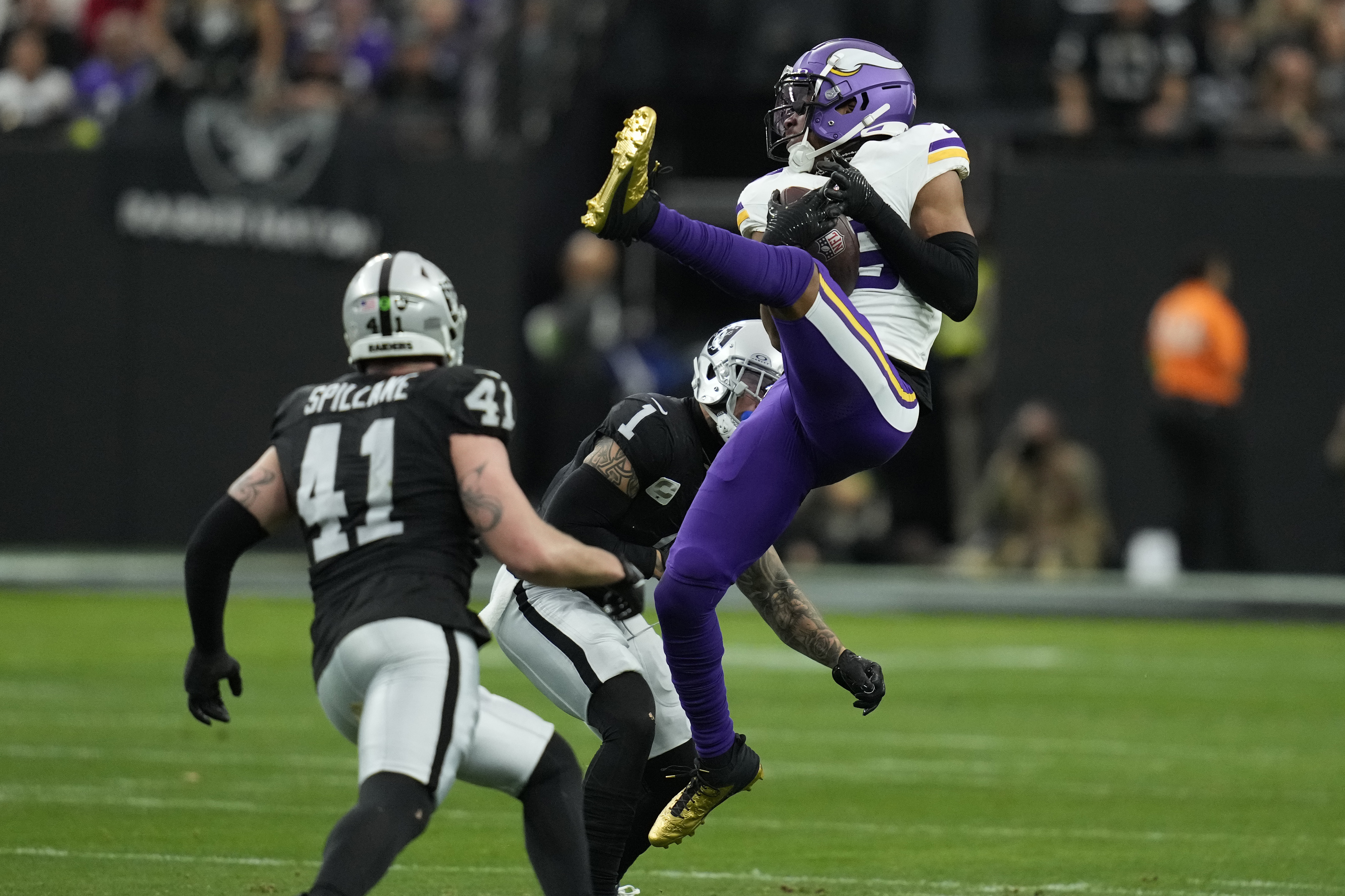 Vikings star WR reportedly heading to IR, will miss at least 4