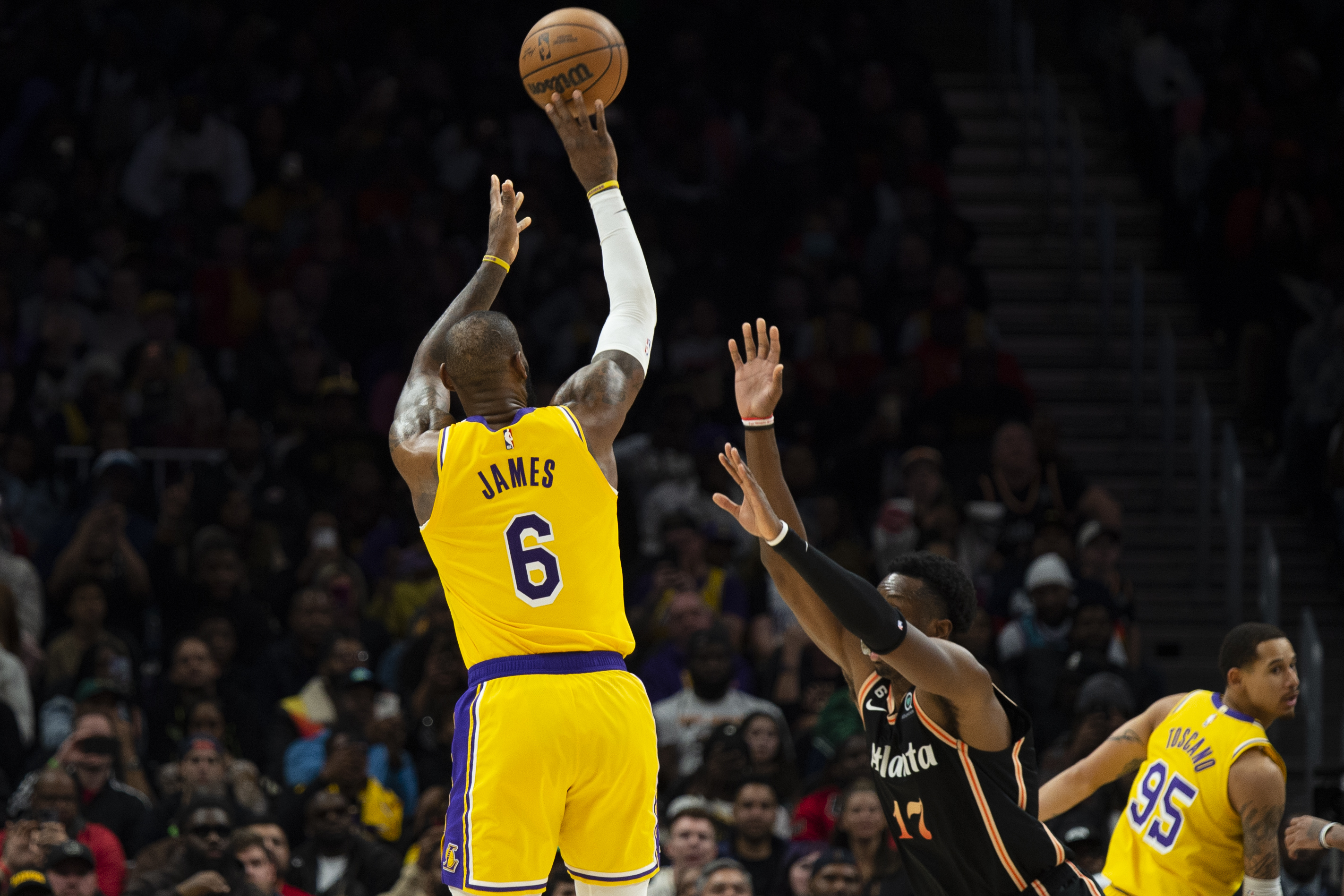 LeBron James scores 47 points on 38th birthday in Lakers' win