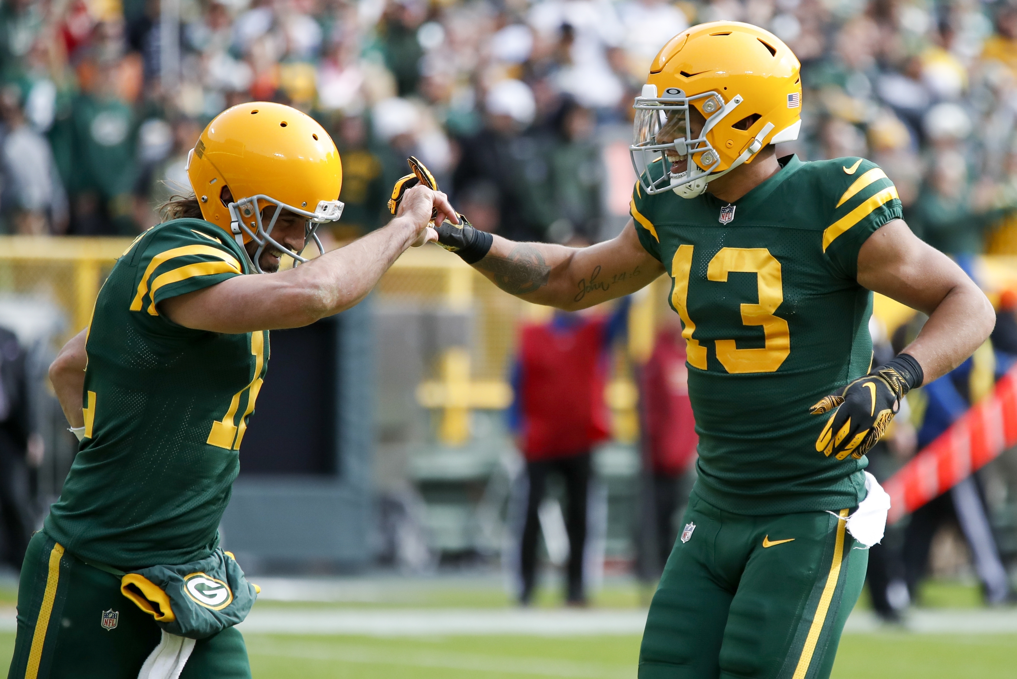 Green Bay Packers' Robert Tonyan celebrates after catching an eight-yard  touchdown pass against …