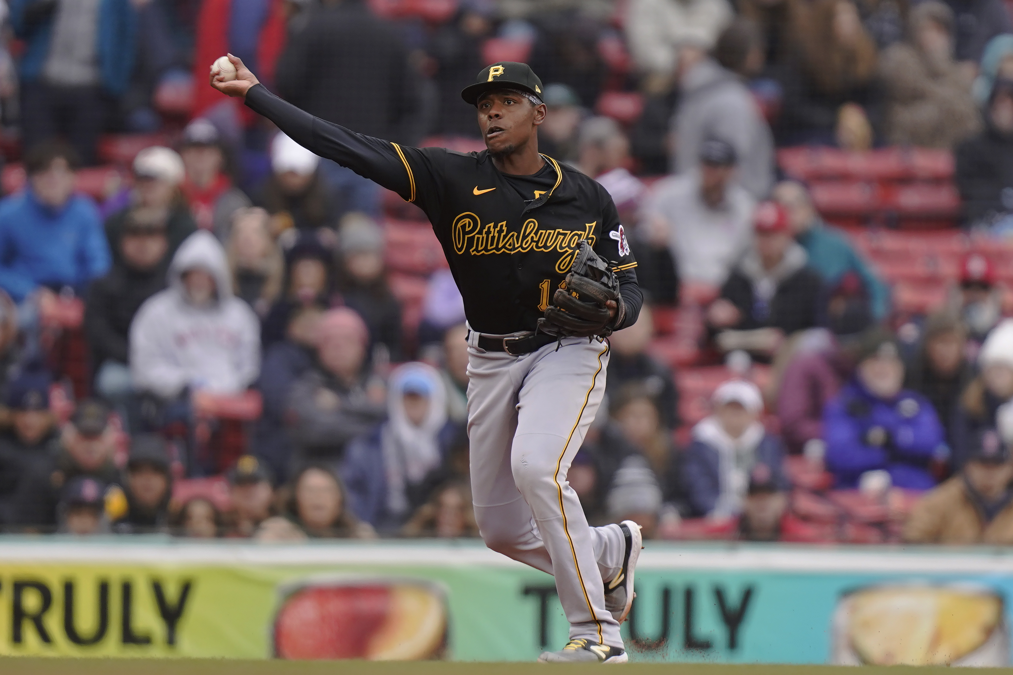 Pirates finish off sweep of Red Sox