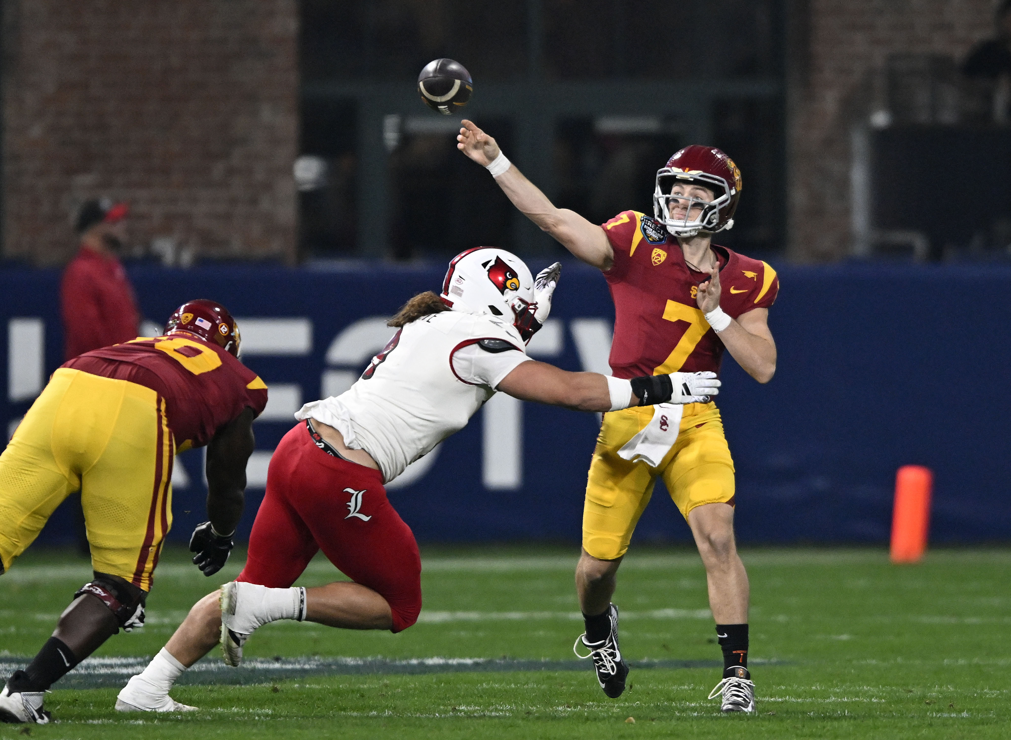 USC&rsquo;s Moss throws Holiday Bowl-record 6 TD passes in 42-28 victory 