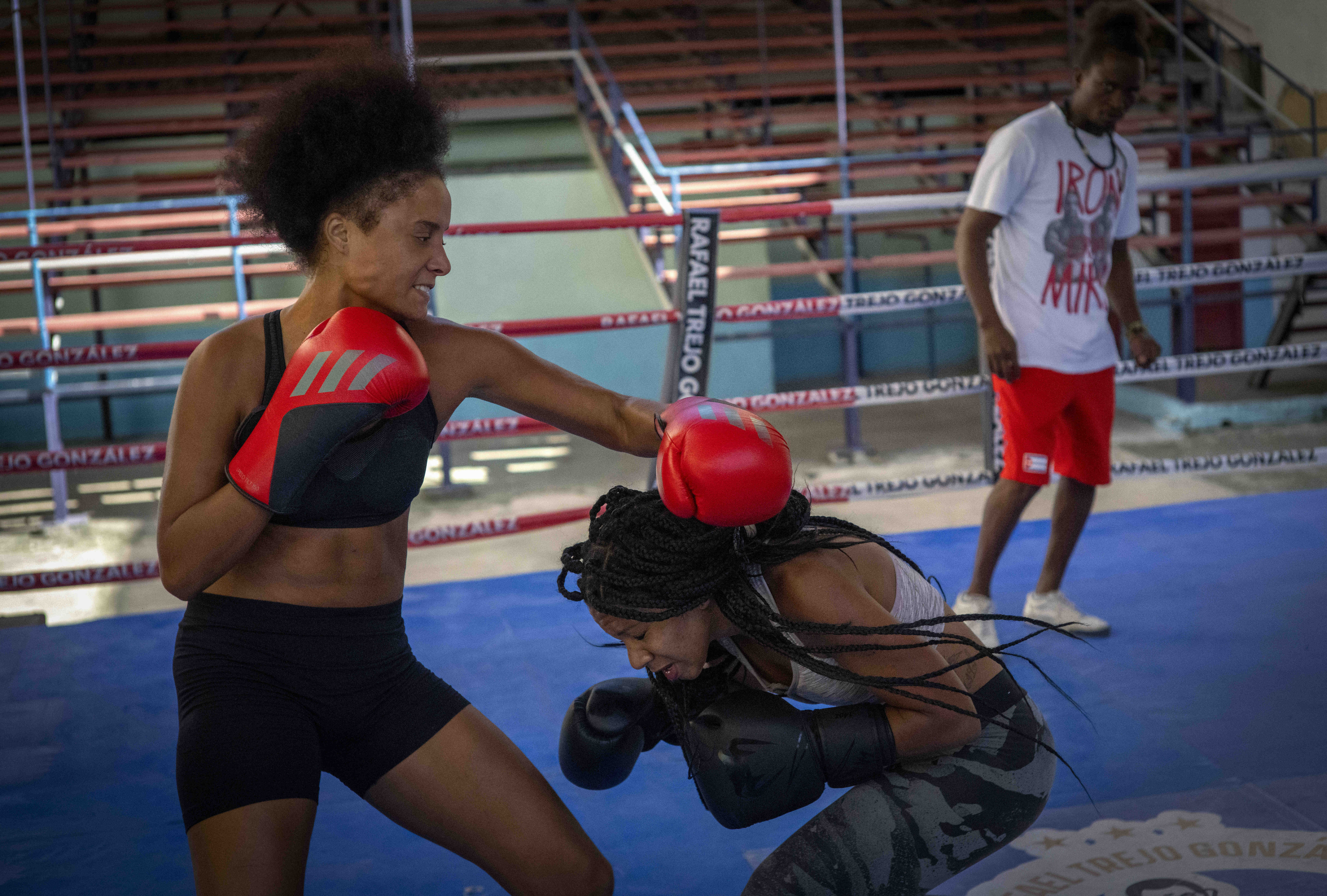 Cuba: Women boxers allowed to compete after rule change - BBC News