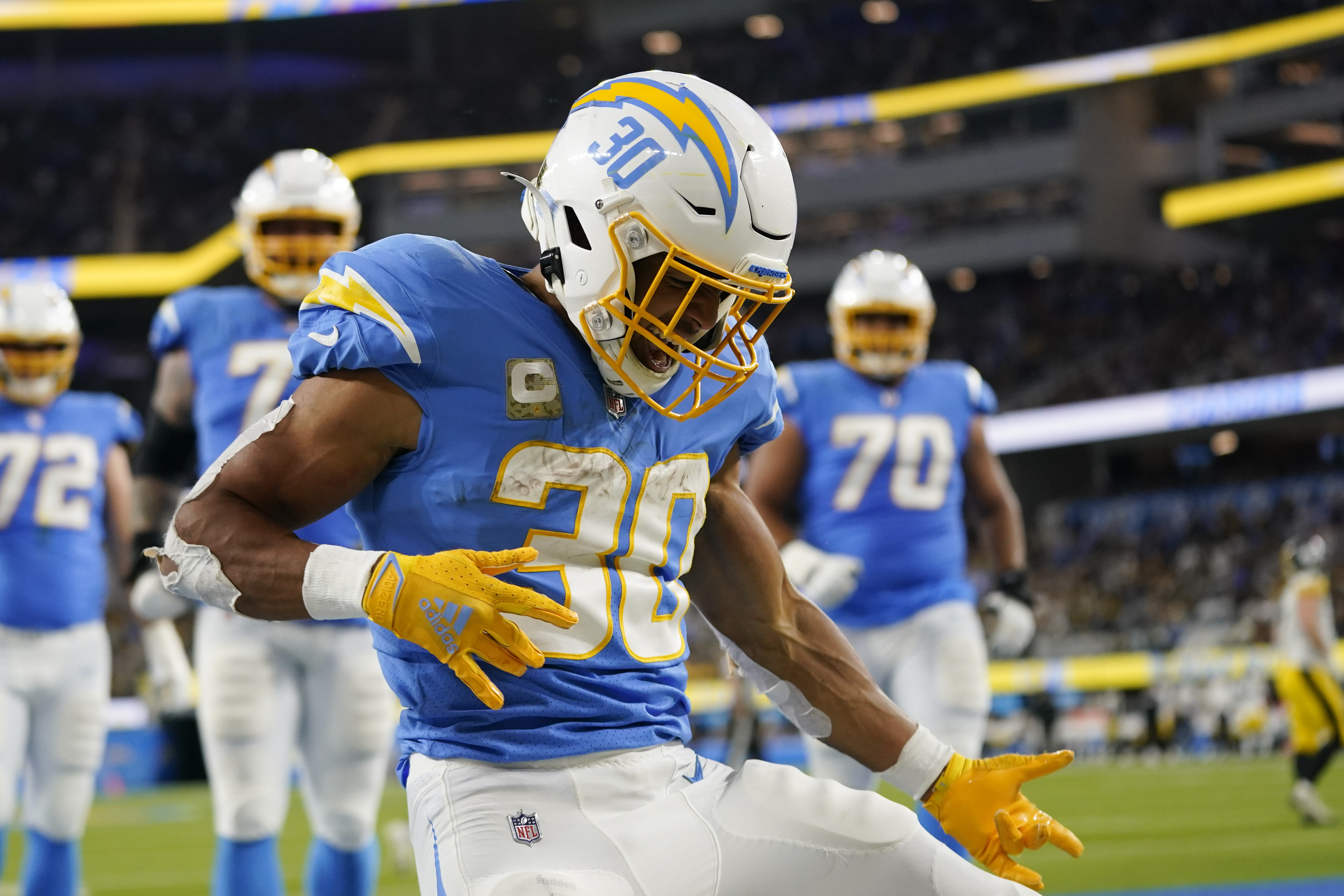 Herbert throws for 382 yards, Chargers hold off Steelers